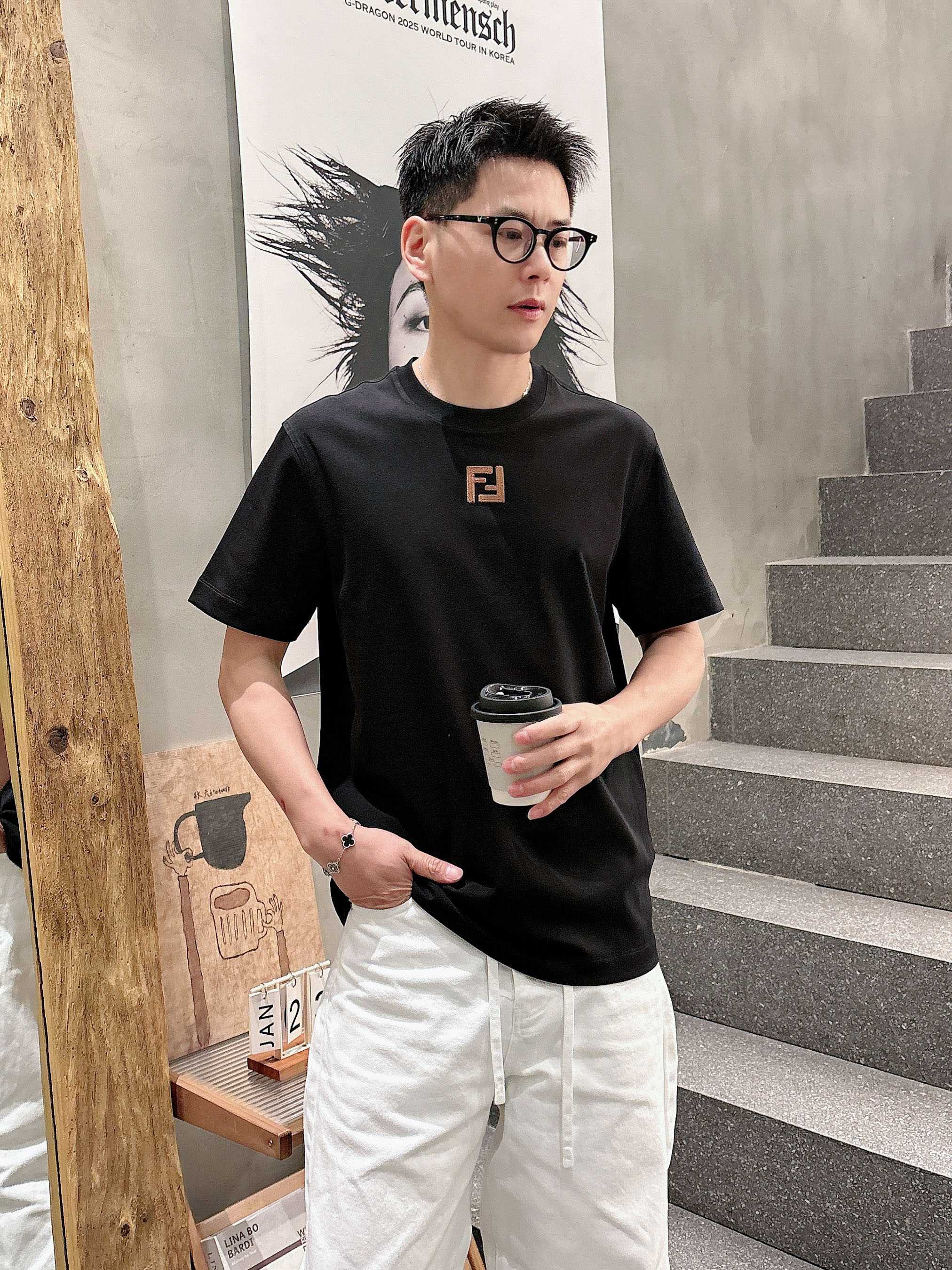 NO:746398,[Fendi 2026 Spring and Summer · High-end Customized T-shirts] The core fabric is Pima cotton imported from Peru × top mercerization process. The core body feels silky smooth, excellent breathability and not stuffy. The core process is heavy three-dimensional logo, counter-level precision stitching. The core version is crisp and neat, modifying the figure. Black and white two-color | M-3XL full size coverage AAA1, fendi, tees, t-shirt,19860909【 芬迪 2026春夏 · 高阶定制T恤】 核心面料秘鲁进口匹马棉 × 顶级丝光工艺 核心体感蚕丝般柔滑,卓越透气不闷热 核心工艺重工立体Logo,专柜级精密车线 核心版型挺括利落,修饰身材 黑 白 双色 | M-3XL全码覆盖 AAA1,,fendi,tees，t-shirt,,Men's clothing