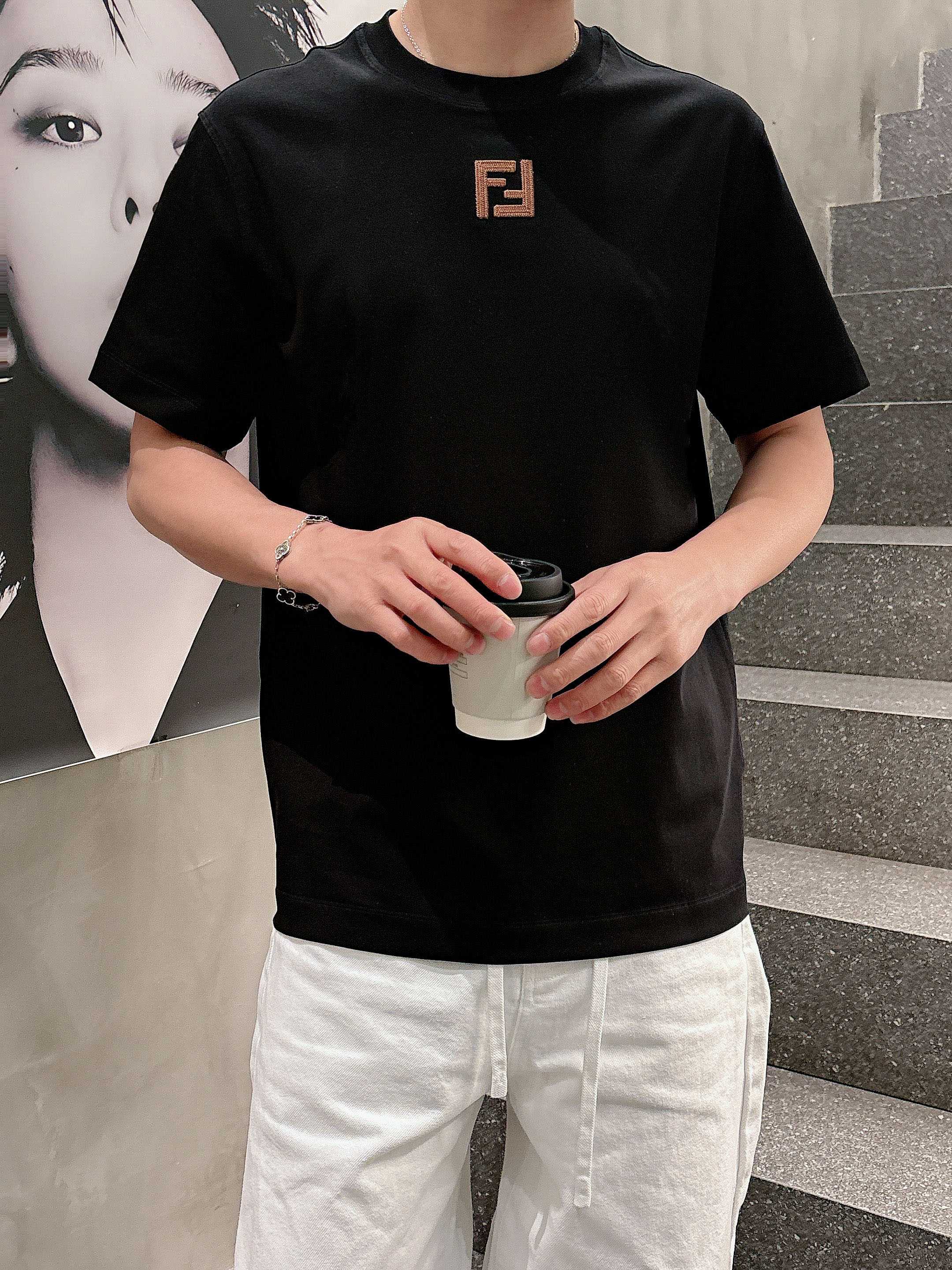 【 芬迪 2026春夏 · 高阶定制T恤】🔹 核心面料：秘鲁进口匹马棉 × 顶级丝光工艺🔹 核心体感：蚕