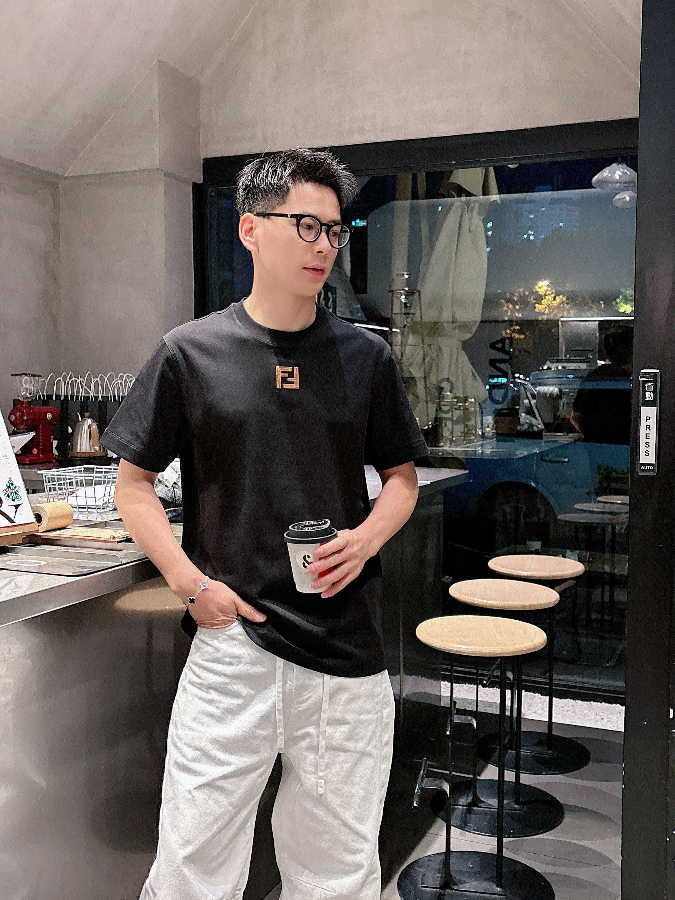 【 芬迪 2026春夏 · 高阶定制T恤】🔹 核心面料：秘鲁进口匹马棉 × 顶级丝光工艺🔹 核心体感：蚕