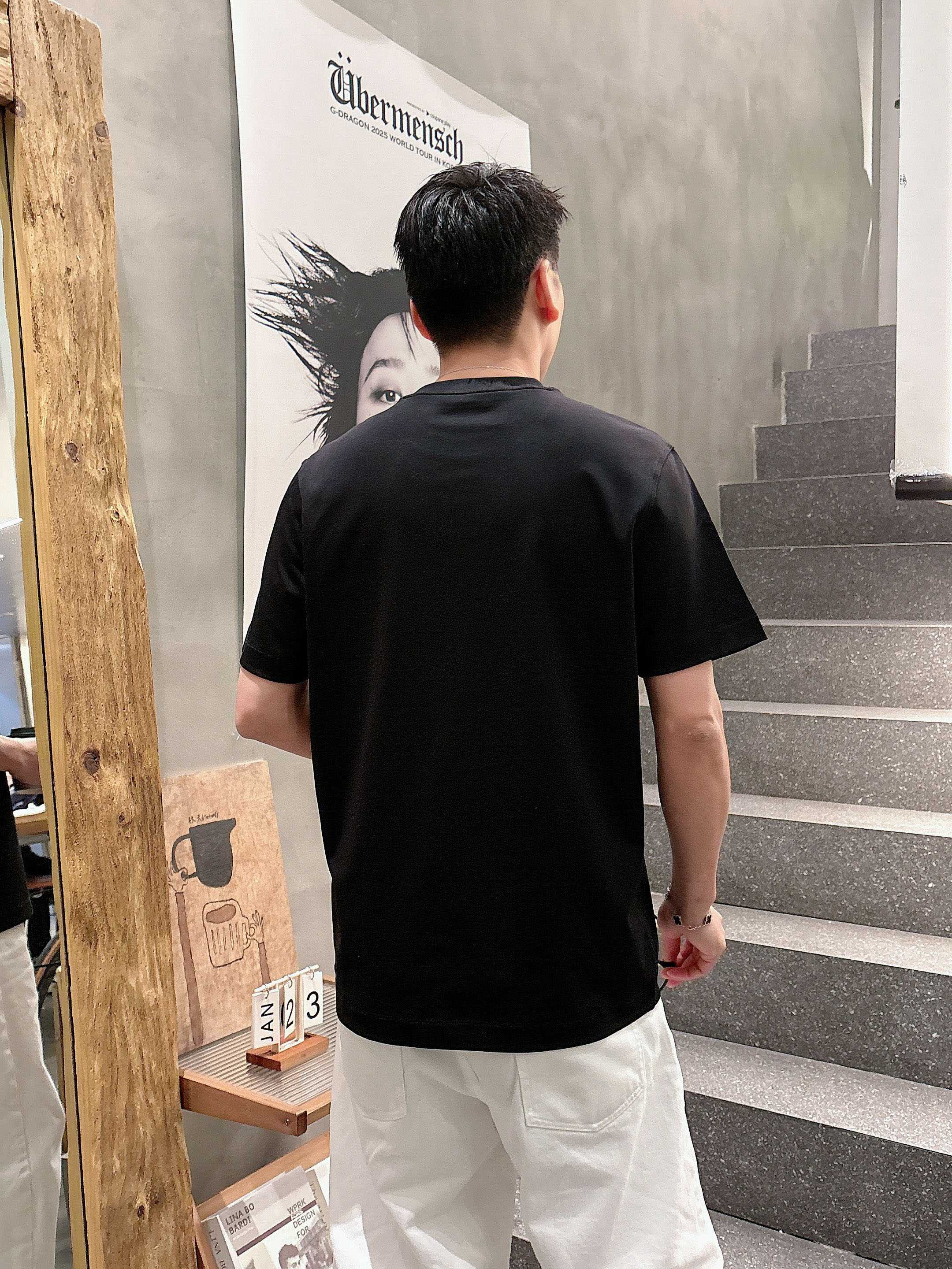【 芬迪 2026春夏 · 高阶定制T恤】🔹 核心面料：秘鲁进口匹马棉 × 顶级丝光工艺🔹 核心体感：蚕