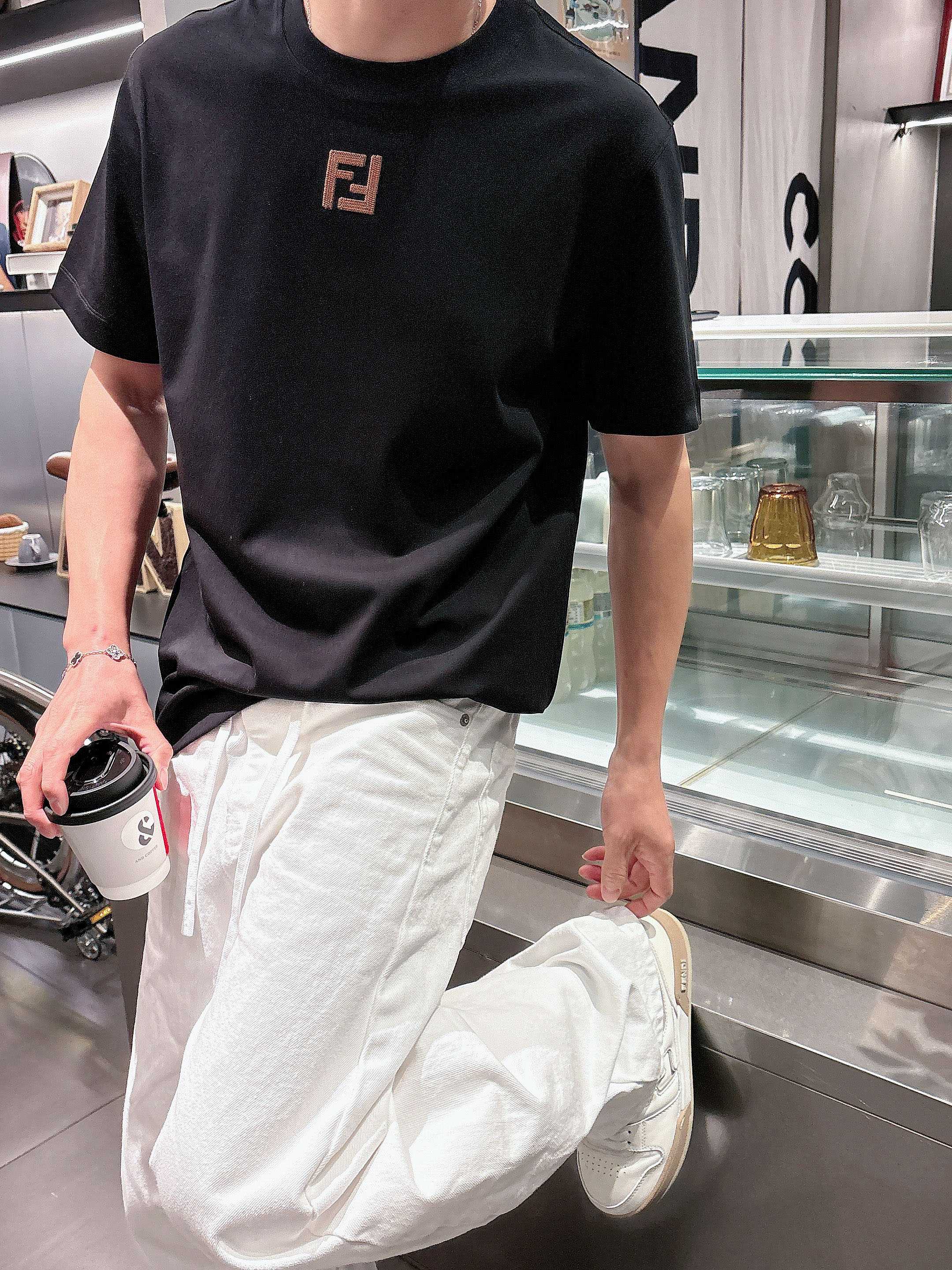 【 芬迪 2026春夏 · 高阶定制T恤】🔹 核心面料：秘鲁进口匹马棉 × 顶级丝光工艺🔹 核心体感：蚕