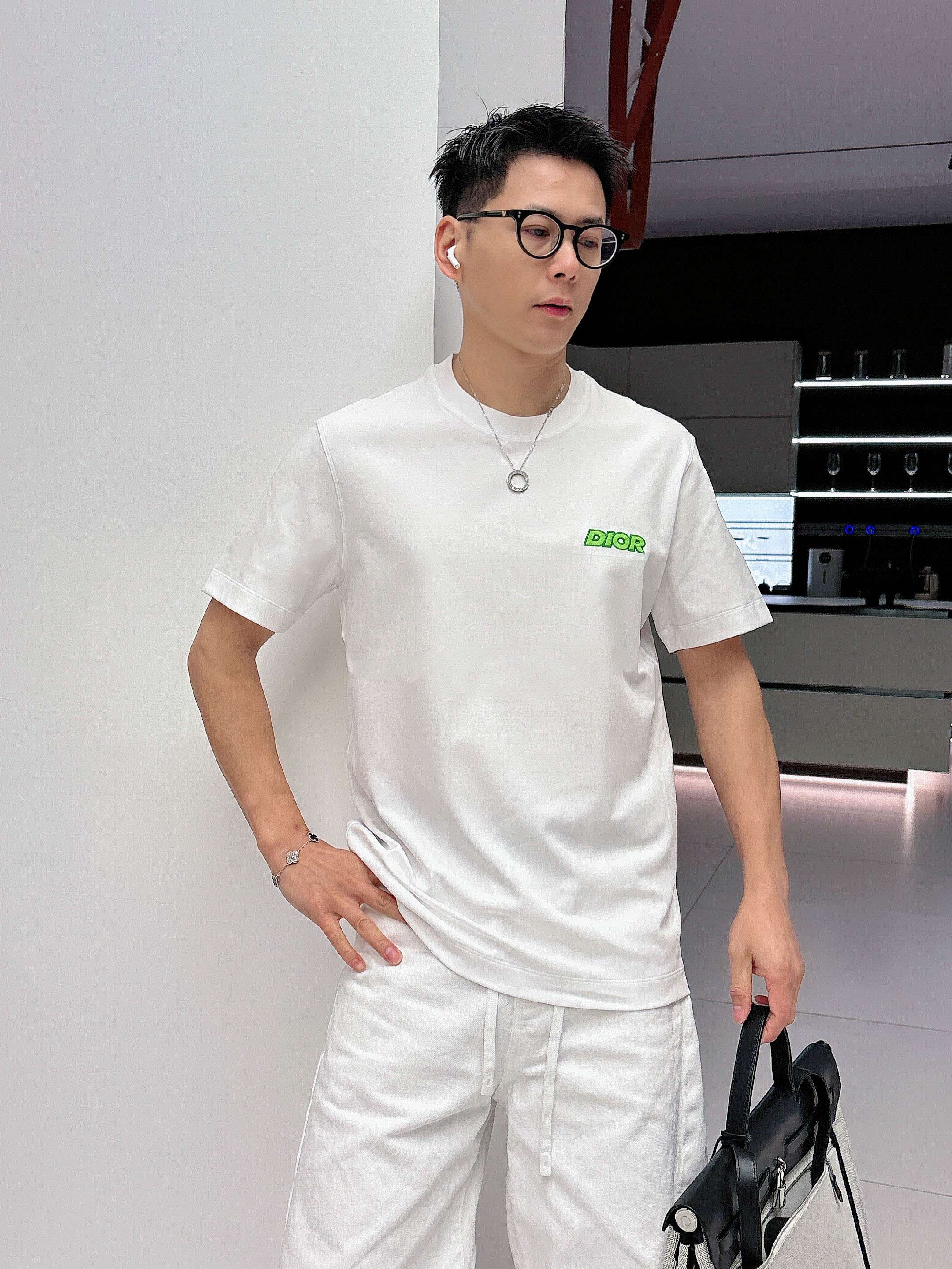 【 迪奥 2026春夏 · 高阶定制T恤】🔹 核心面料：秘鲁进口匹马棉 × 顶级丝光工艺🔹 核心体感：蚕