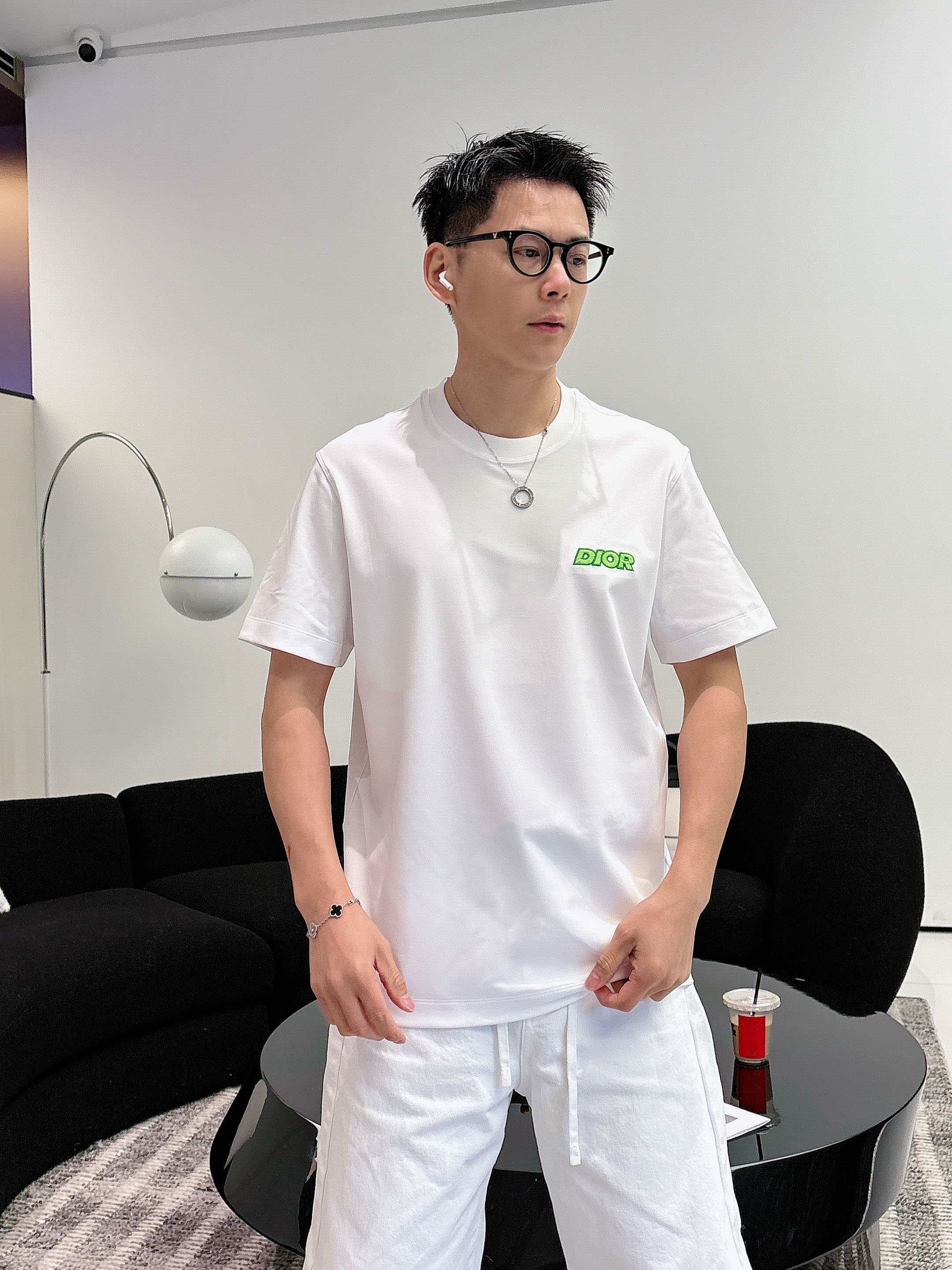 【 迪奥 2026春夏 · 高阶定制T恤】🔹 核心面料：秘鲁进口匹马棉 × 顶级丝光工艺🔹 核心体感：蚕