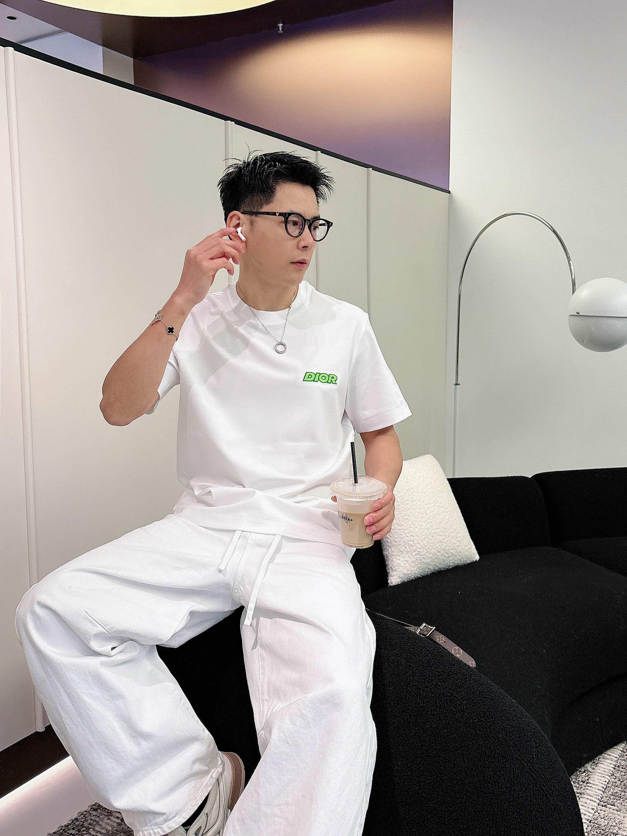 【 迪奥 2026春夏 · 高阶定制T恤】🔹 核心面料：秘鲁进口匹马棉 × 顶级丝光工艺🔹 核心体感：蚕