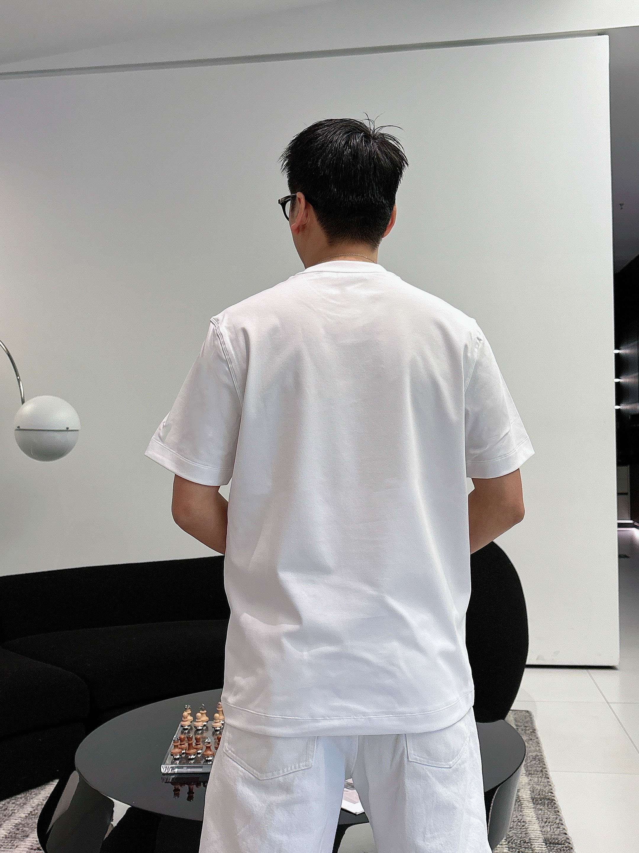 【 迪奥 2026春夏 · 高阶定制T恤】🔹 核心面料：秘鲁进口匹马棉 × 顶级丝光工艺🔹 核心体感：蚕