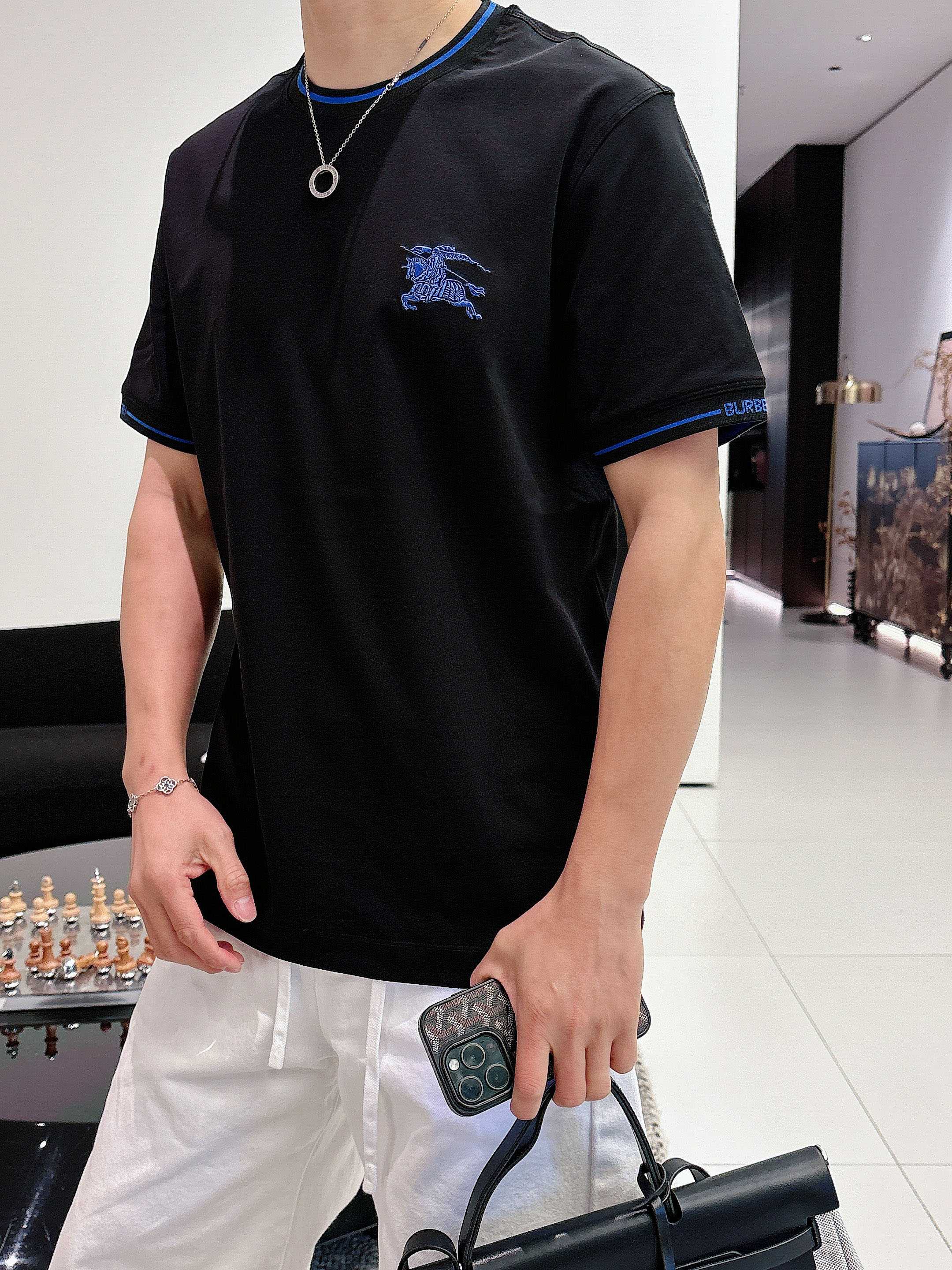 【 巴宝莉 2026春夏 · 高阶定制T恤】🔹 核心面料：秘鲁进口匹马棉 × 顶级丝光工艺🔹 核心体感：