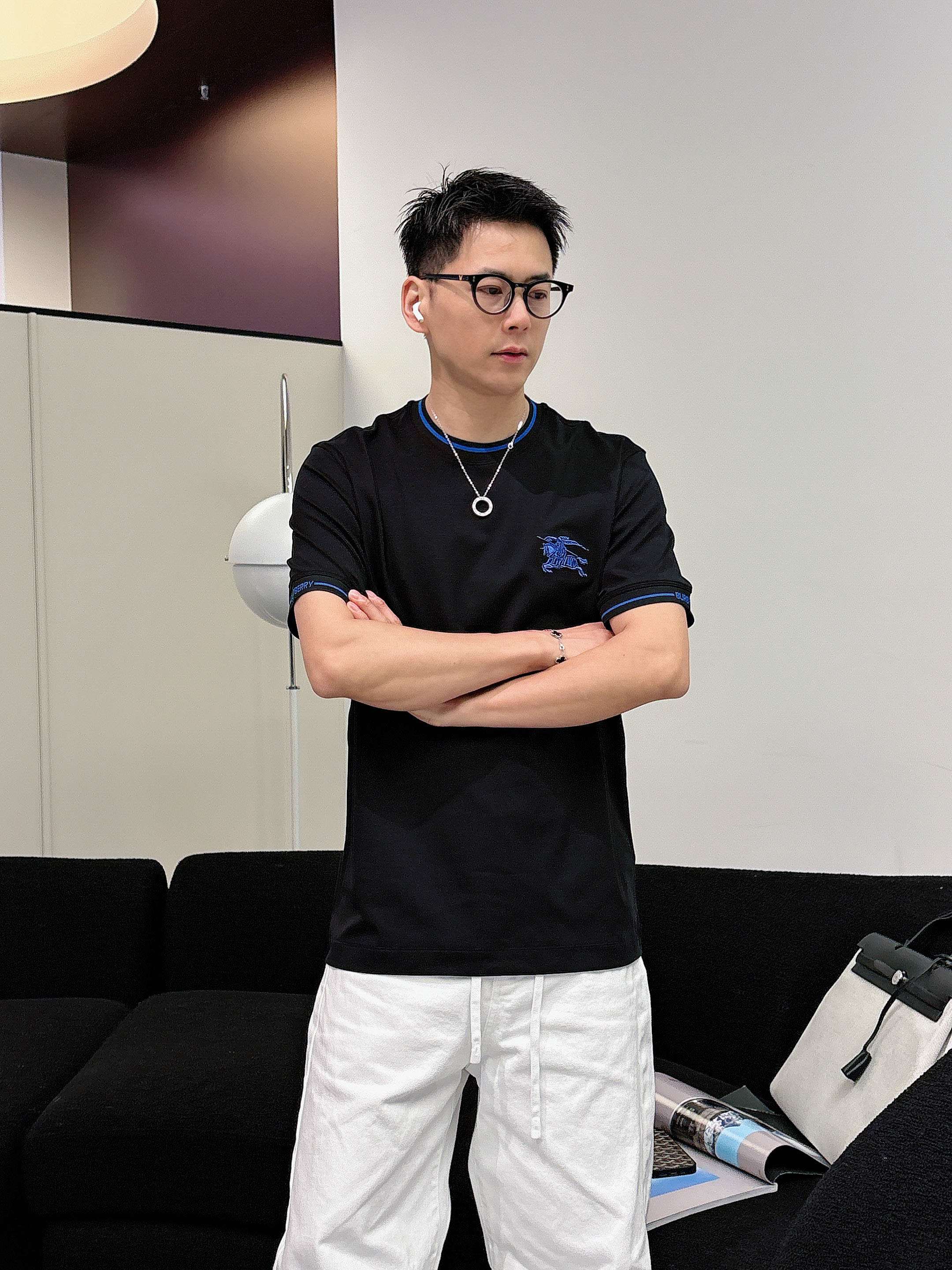 【 巴宝莉 2026春夏 · 高阶定制T恤】🔹 核心面料：秘鲁进口匹马棉 × 顶级丝光工艺🔹 核心体感：