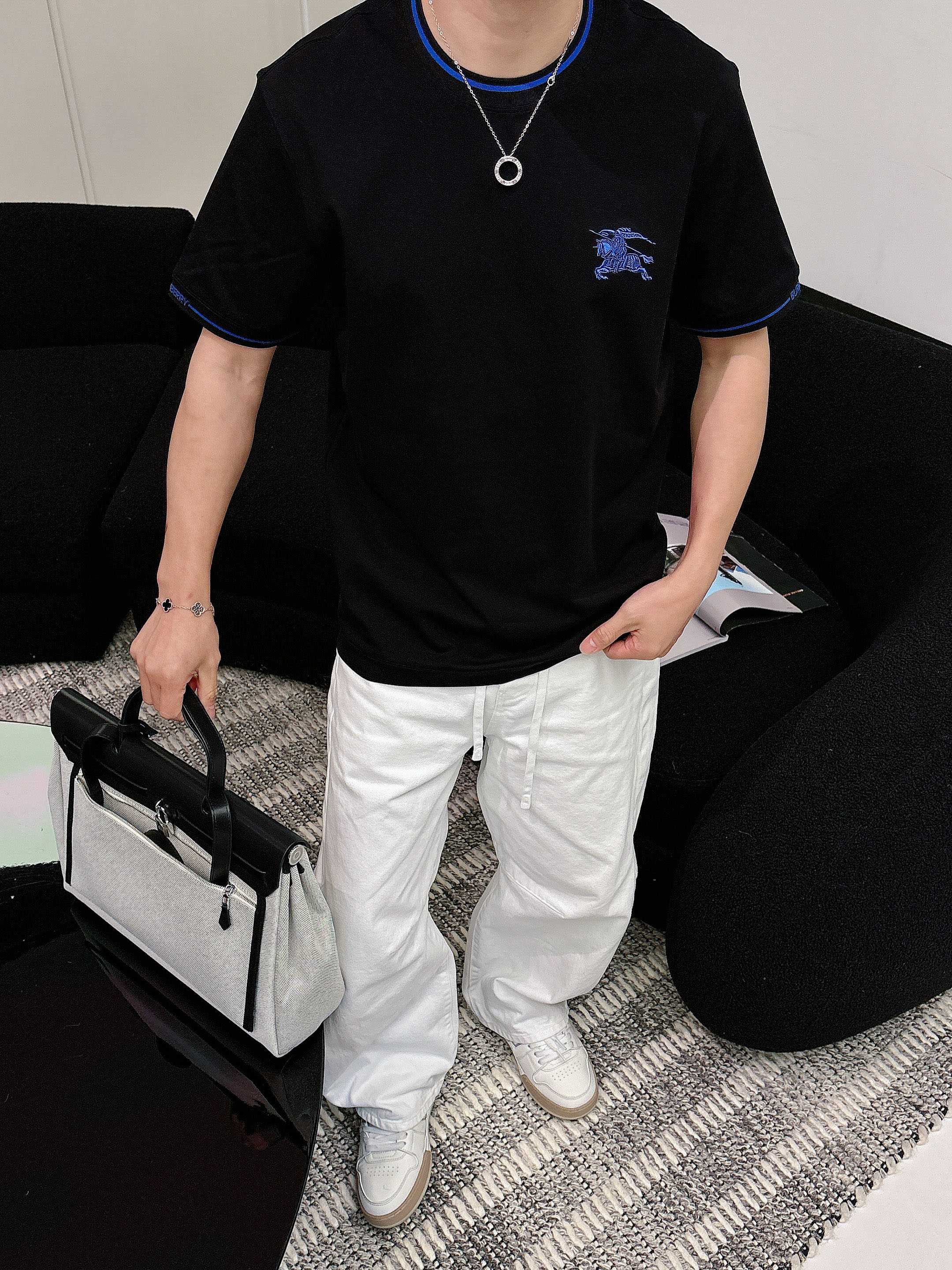 【 巴宝莉 2026春夏 · 高阶定制T恤】🔹 核心面料：秘鲁进口匹马棉 × 顶级丝光工艺🔹 核心体感：