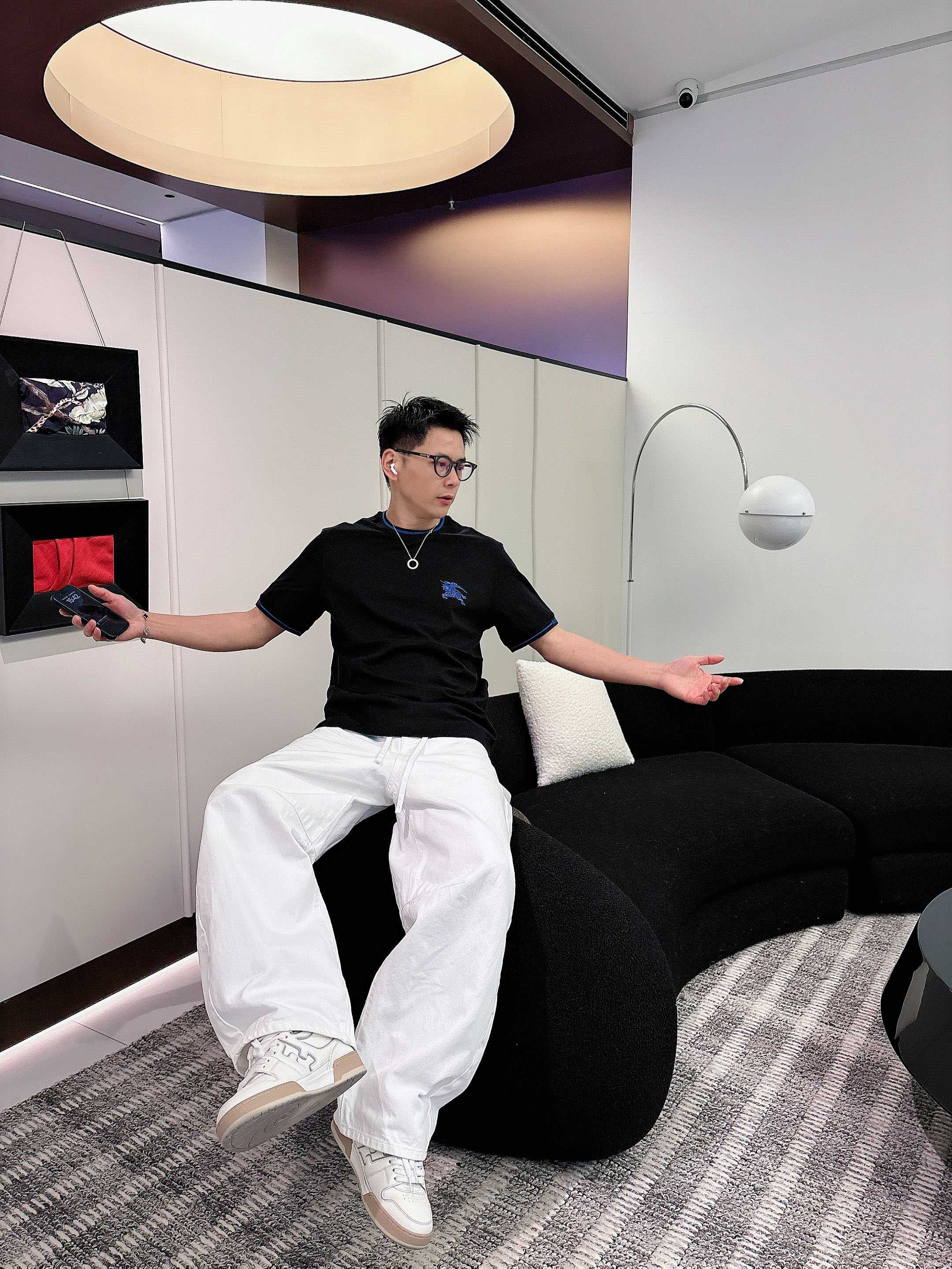 【 巴宝莉 2026春夏 · 高阶定制T恤】🔹 核心面料：秘鲁进口匹马棉 × 顶级丝光工艺🔹 核心体感：