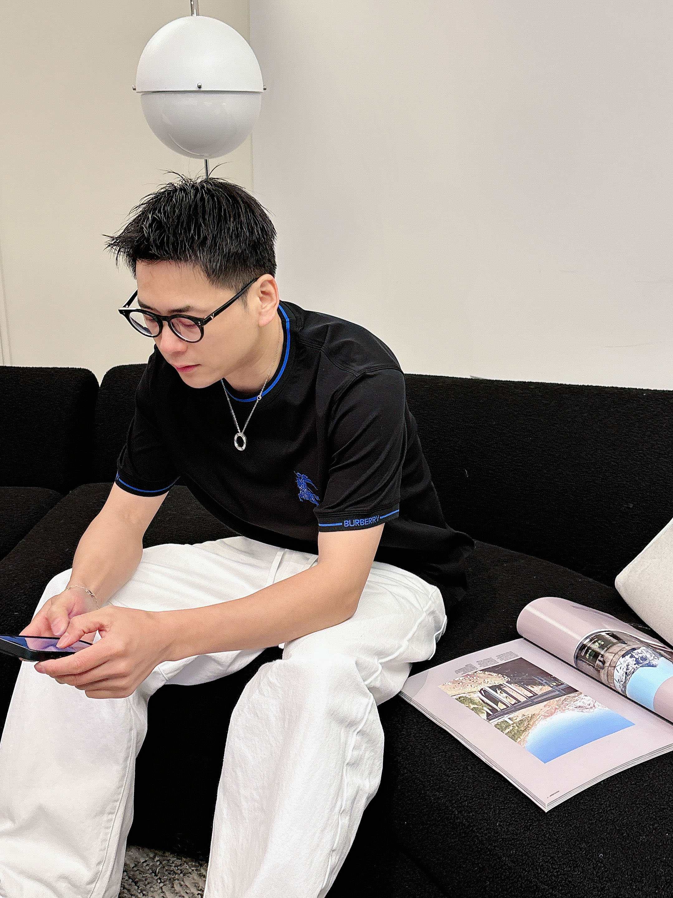 【 巴宝莉 2026春夏 · 高阶定制T恤】🔹 核心面料：秘鲁进口匹马棉 × 顶级丝光工艺🔹 核心体感：