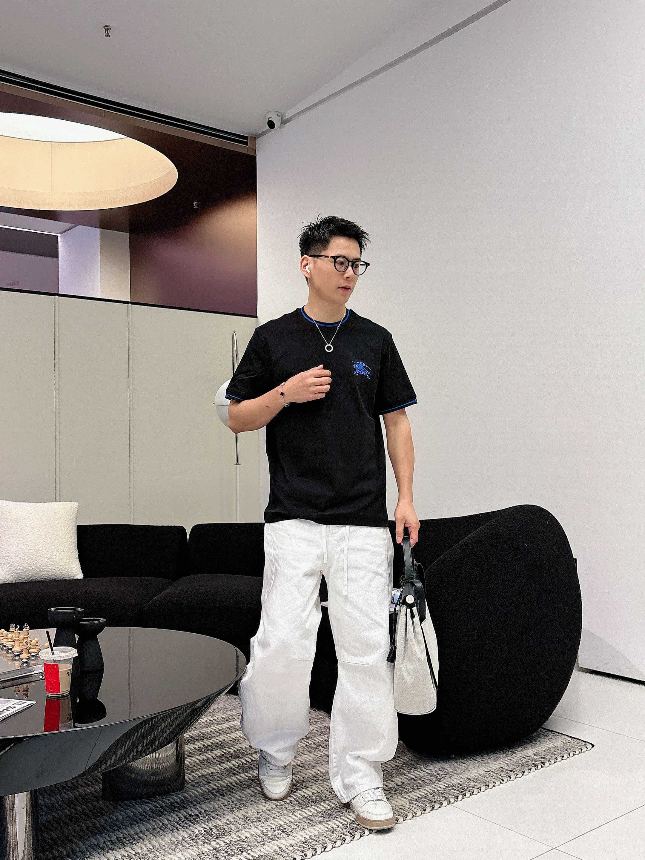【 巴宝莉 2026春夏 · 高阶定制T恤】🔹 核心面料：秘鲁进口匹马棉 × 顶级丝光工艺🔹 核心体感：