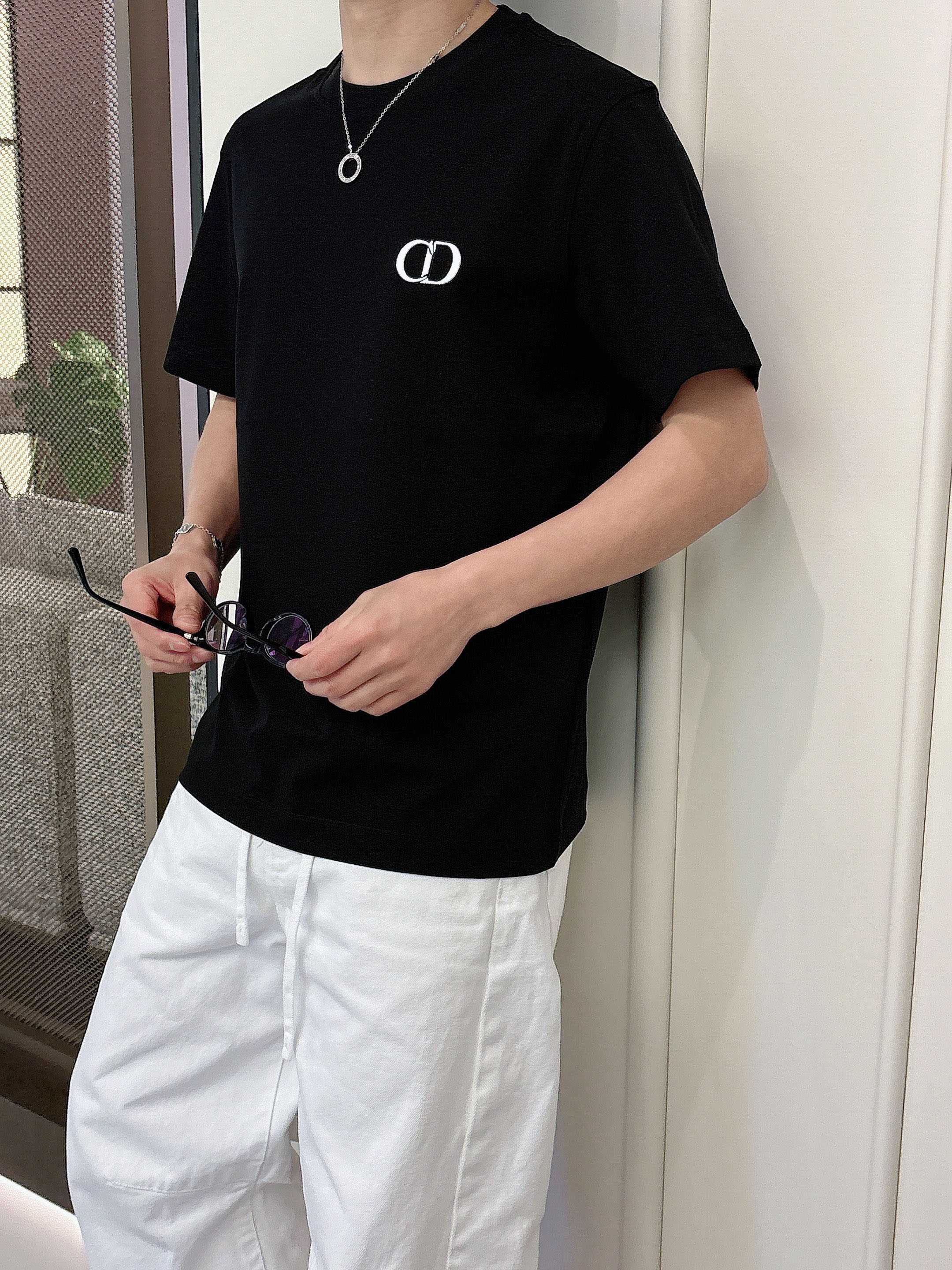 【 迪奥 2026春夏 · 高阶定制T恤】🔹 核心面料：秘鲁进口匹马棉 × 顶级丝光工艺🔹 核心体感：蚕