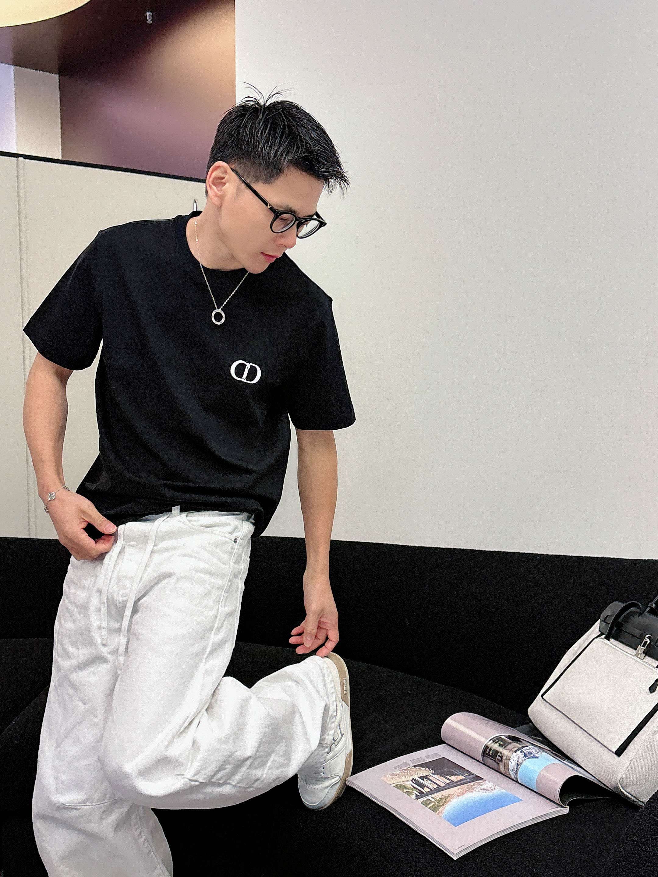 【 迪奥 2026春夏 · 高阶定制T恤】🔹 核心面料：秘鲁进口匹马棉 × 顶级丝光工艺🔹 核心体感：蚕