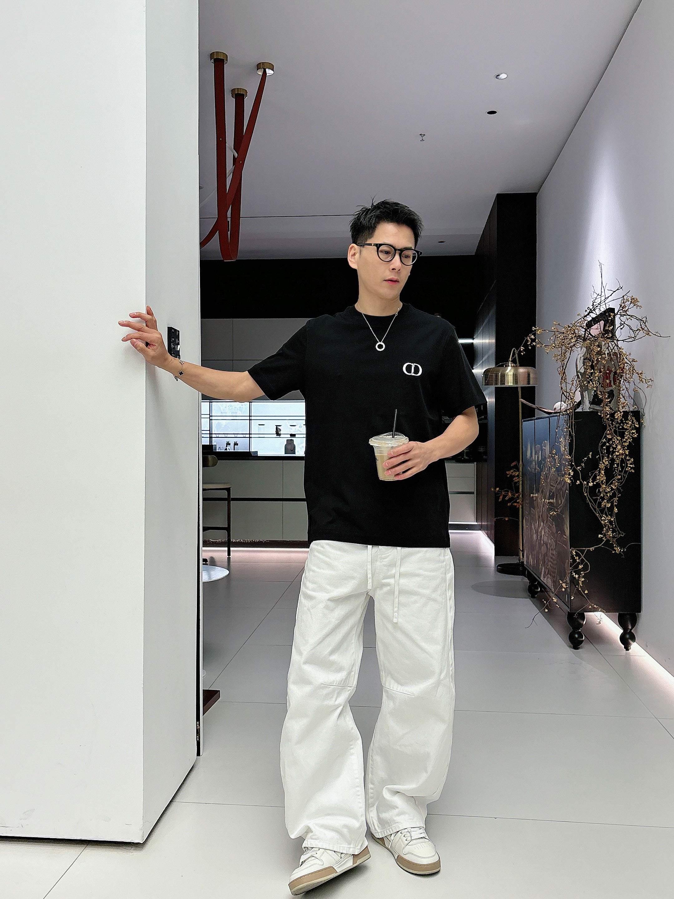 【 迪奥 2026春夏 · 高阶定制T恤】🔹 核心面料：秘鲁进口匹马棉 × 顶级丝光工艺🔹 核心体感：蚕