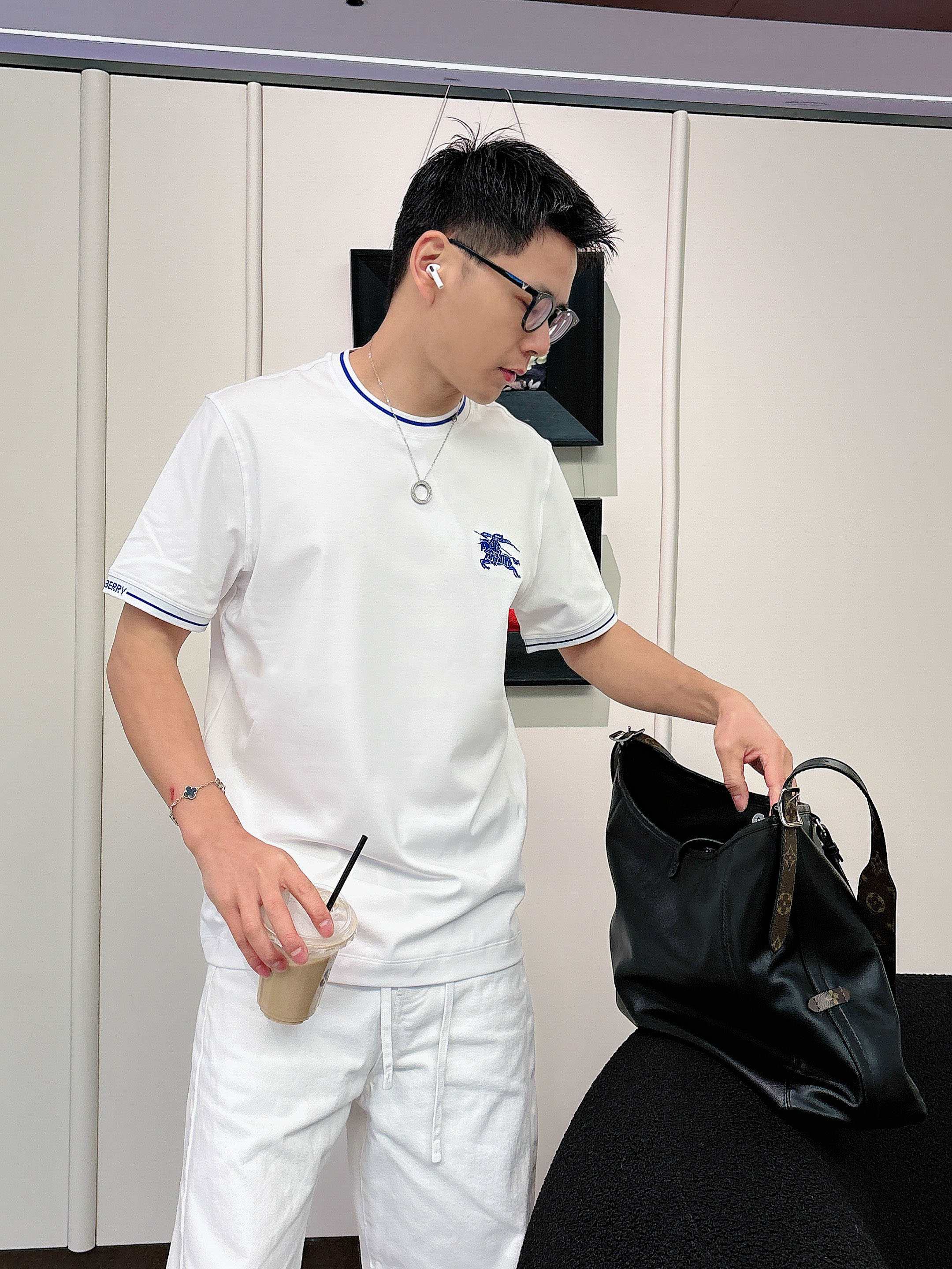 【 巴宝莉 2026春夏 · 高阶定制T恤】🔹 核心面料：秘鲁进口匹马棉 × 顶级丝光工艺🔹 核心体感：