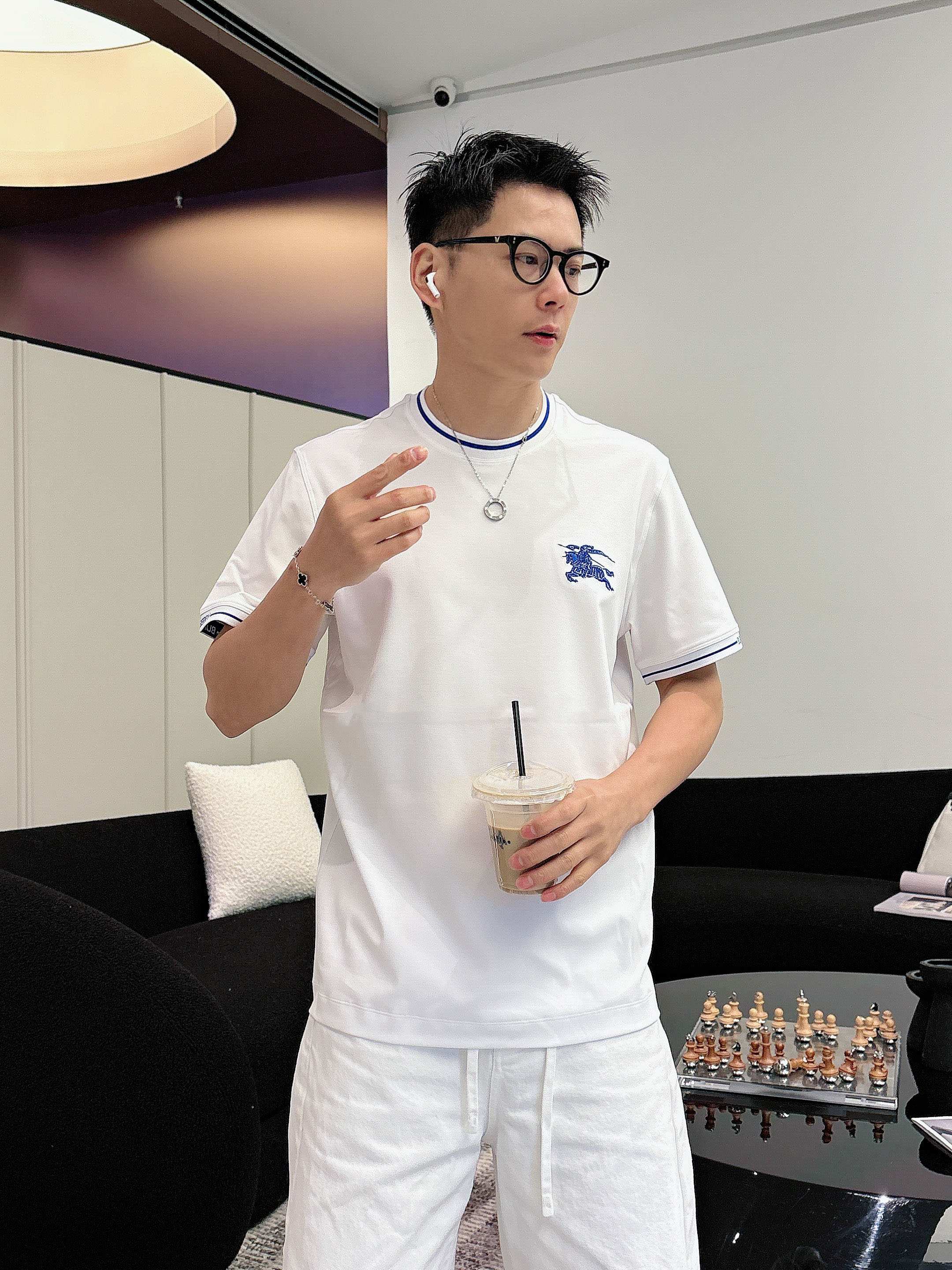 NO:746407,[Burberry 2026 Spring and Summer · High-end Customized T-shirts] The core fabric is Pima cotton imported from Peru × top-level mercerization technology. The core body feels silky smooth, excellent breathability and not stuffy. The core technology is heavy industry three-dimensional logo, counter-level precision stitching. The core version is crisp and neat, modifying the figure. Black and white two-color | M-3XL full size coverage AAA1, burberry, tees, t-shirt,19860909【 巴宝莉 2026春夏 · 高阶定制T恤】 核心面料秘鲁进口匹马棉 × 顶级丝光工艺 核心体感蚕丝般柔滑,卓越透气不闷热 核心工艺重工立体Logo,专柜级精密车线 核心版型挺括利落,修饰身材 黑 白 双色 | M-3XL全码覆盖 AAA1,,burberry,tees，t-shirt,,Men's clothing