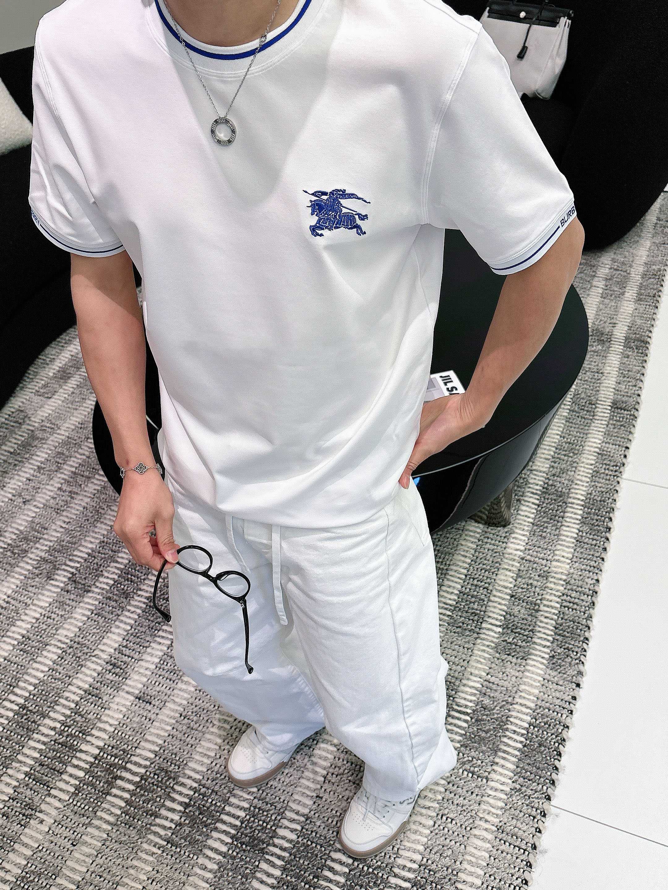 【 巴宝莉 2026春夏 · 高阶定制T恤】🔹 核心面料：秘鲁进口匹马棉 × 顶级丝光工艺🔹 核心体感：