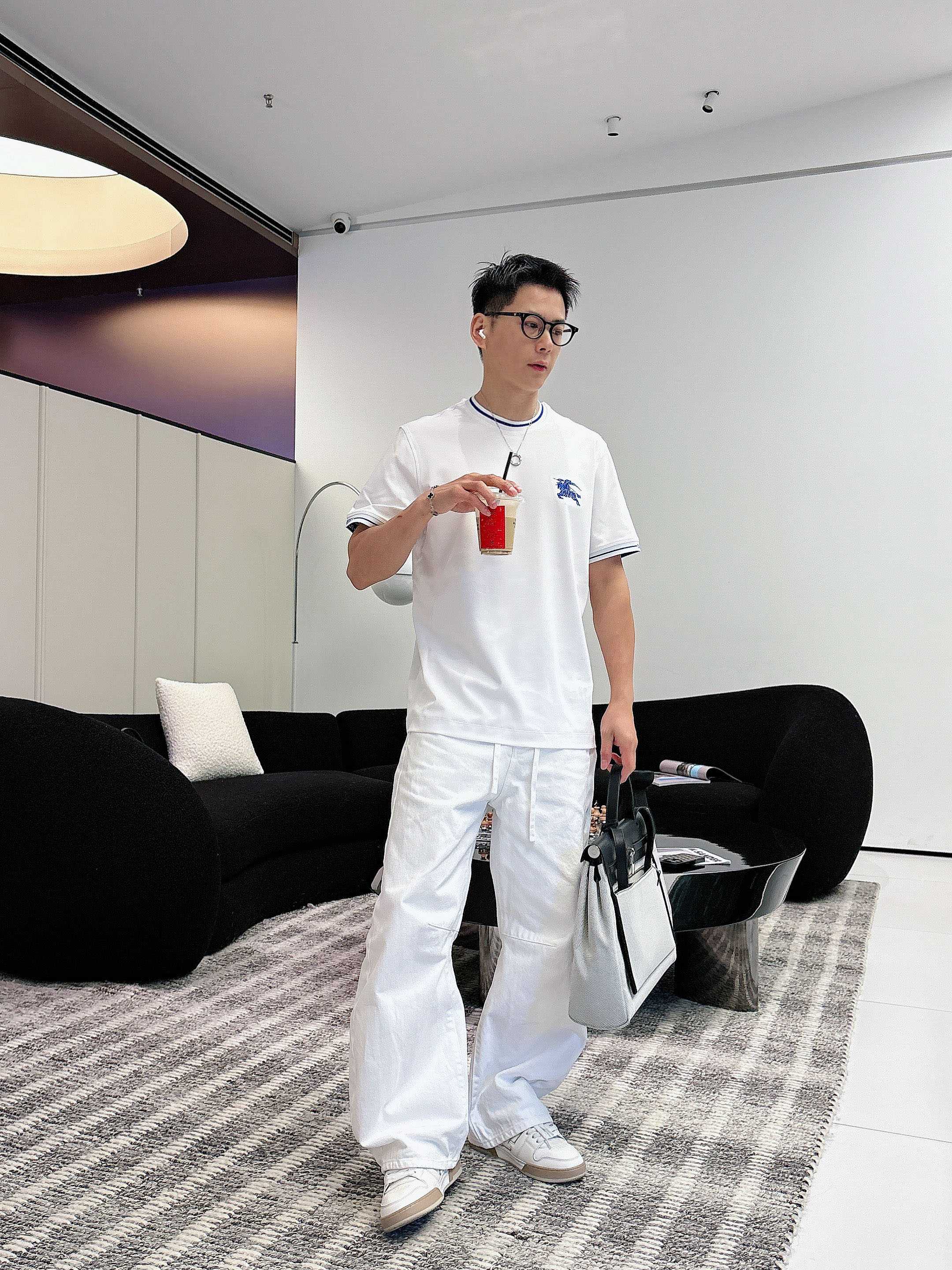 【 巴宝莉 2026春夏 · 高阶定制T恤】🔹 核心面料：秘鲁进口匹马棉 × 顶级丝光工艺🔹 核心体感：