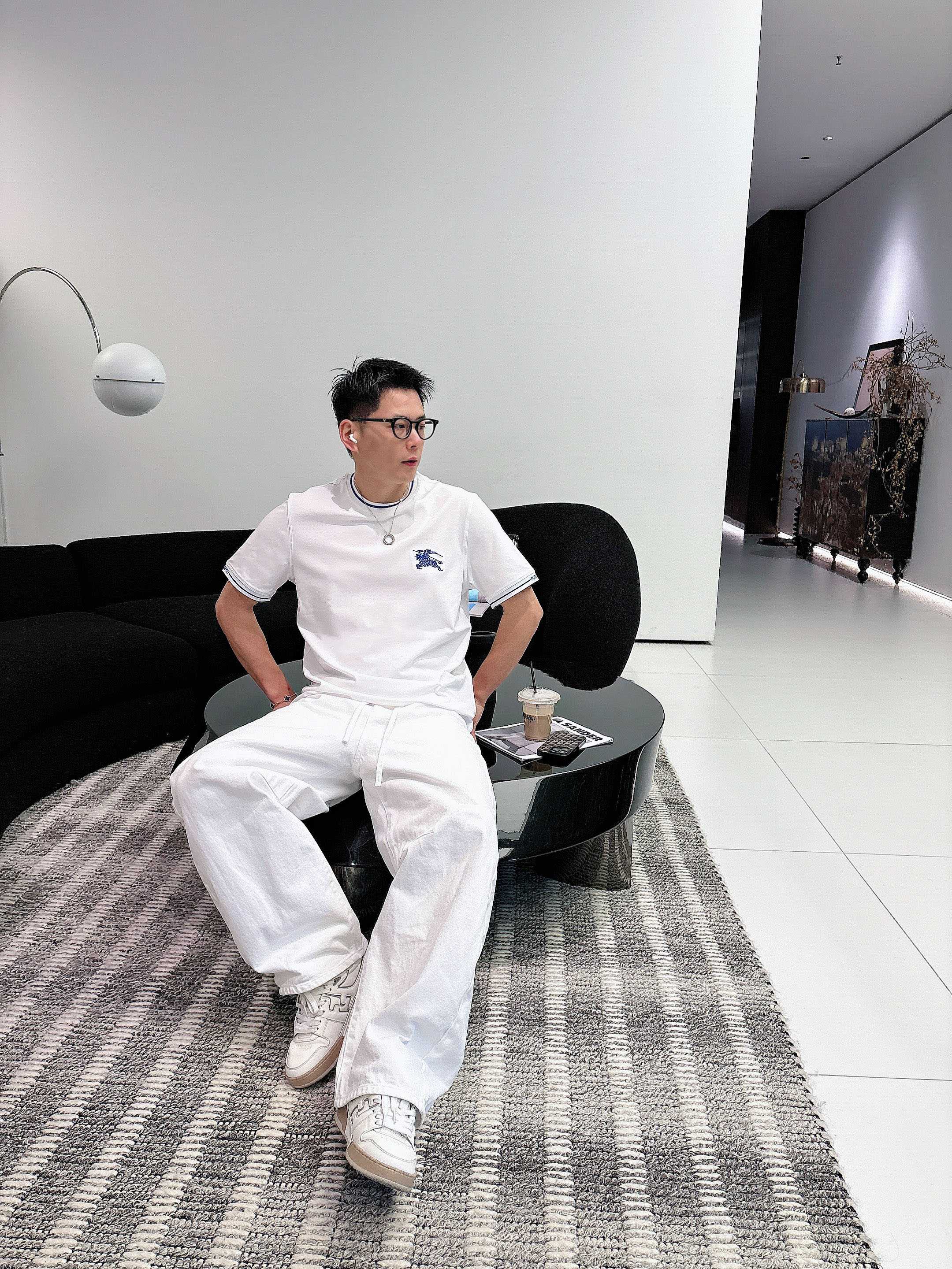 【 巴宝莉 2026春夏 · 高阶定制T恤】🔹 核心面料：秘鲁进口匹马棉 × 顶级丝光工艺🔹 核心体感：