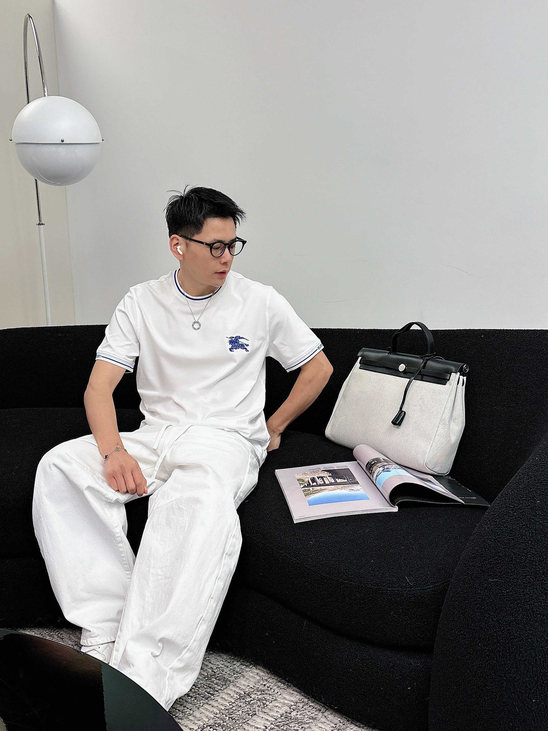 【 巴宝莉 2026春夏 · 高阶定制T恤】🔹 核心面料：秘鲁进口匹马棉 × 顶级丝光工艺🔹 核心体感：