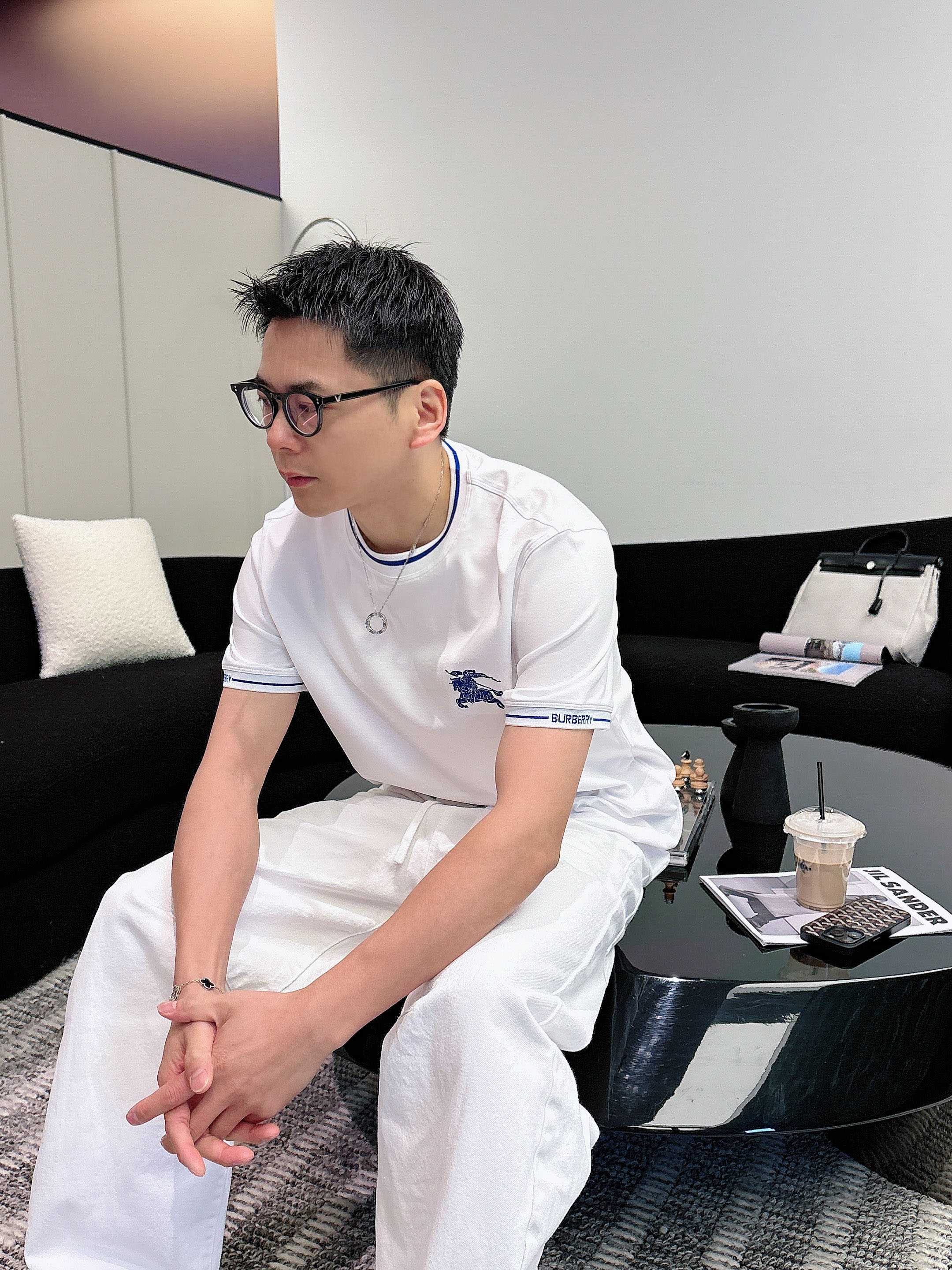 【 巴宝莉 2026春夏 · 高阶定制T恤】🔹 核心面料：秘鲁进口匹马棉 × 顶级丝光工艺🔹 核心体感：