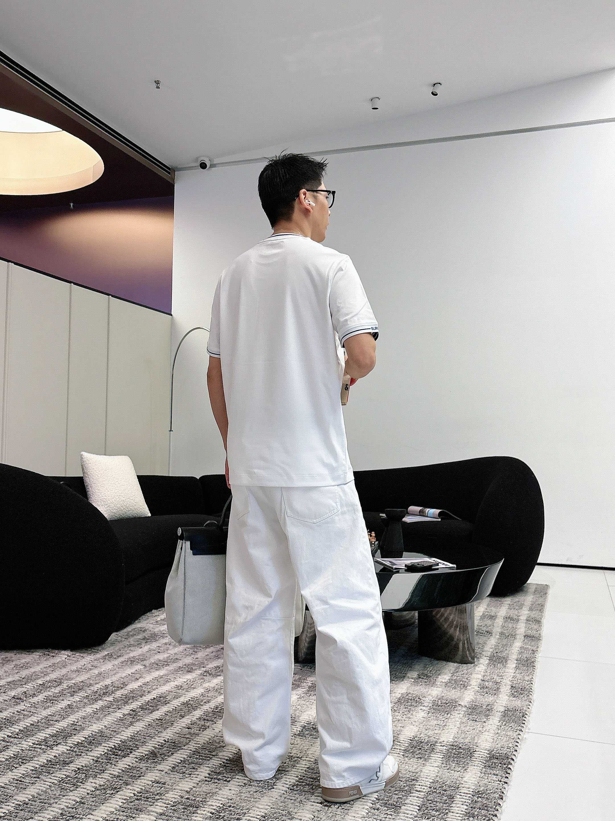 【 巴宝莉 2026春夏 · 高阶定制T恤】🔹 核心面料：秘鲁进口匹马棉 × 顶级丝光工艺🔹 核心体感：