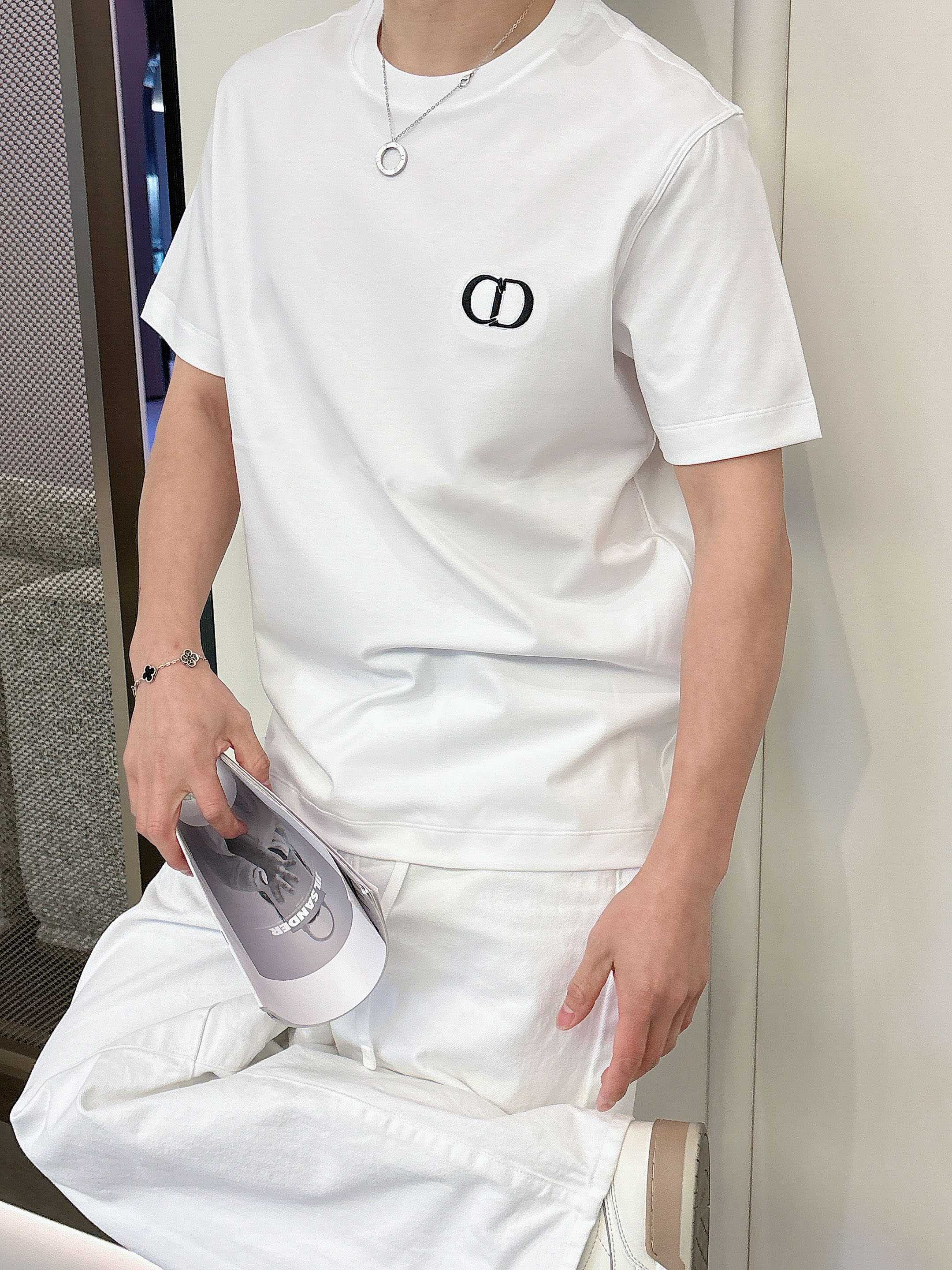 【 迪奥 2026春夏 · 高阶定制T恤】🔹 核心面料：秘鲁进口匹马棉 × 顶级丝光工艺🔹 核心体感：蚕