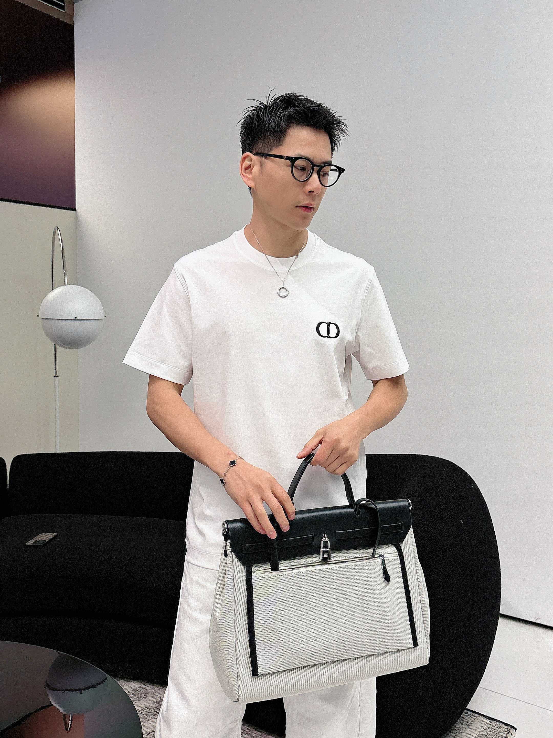 NO:746410,[Dior 2026 Spring and Summer · High-end Customized T-Shirts] Core fabric imported from Peru × top-grade mercerization technology. The core body feels silky smooth, excellent breathability and not stuffy. Core technology heavy industry three-dimensional logo, counter-level precision stitching. The core version is crisp and neat, modifying the figure. Black and white two-color | M-3XL full size coverage AAA1, dior, tees, t-shirt,19860909【 迪奥 2026春夏 · 高阶定制T恤】 核心面料秘鲁进口匹马棉 × 顶级丝光工艺 核心体感蚕丝般柔滑,卓越透气不闷热 核心工艺重工立体Logo,专柜级精密车线 核心版型挺括利落,修饰身材 黑 白 双色 | M-3XL全码覆盖 AAA1,,dior,tees，t-shirt,,Men's clothing