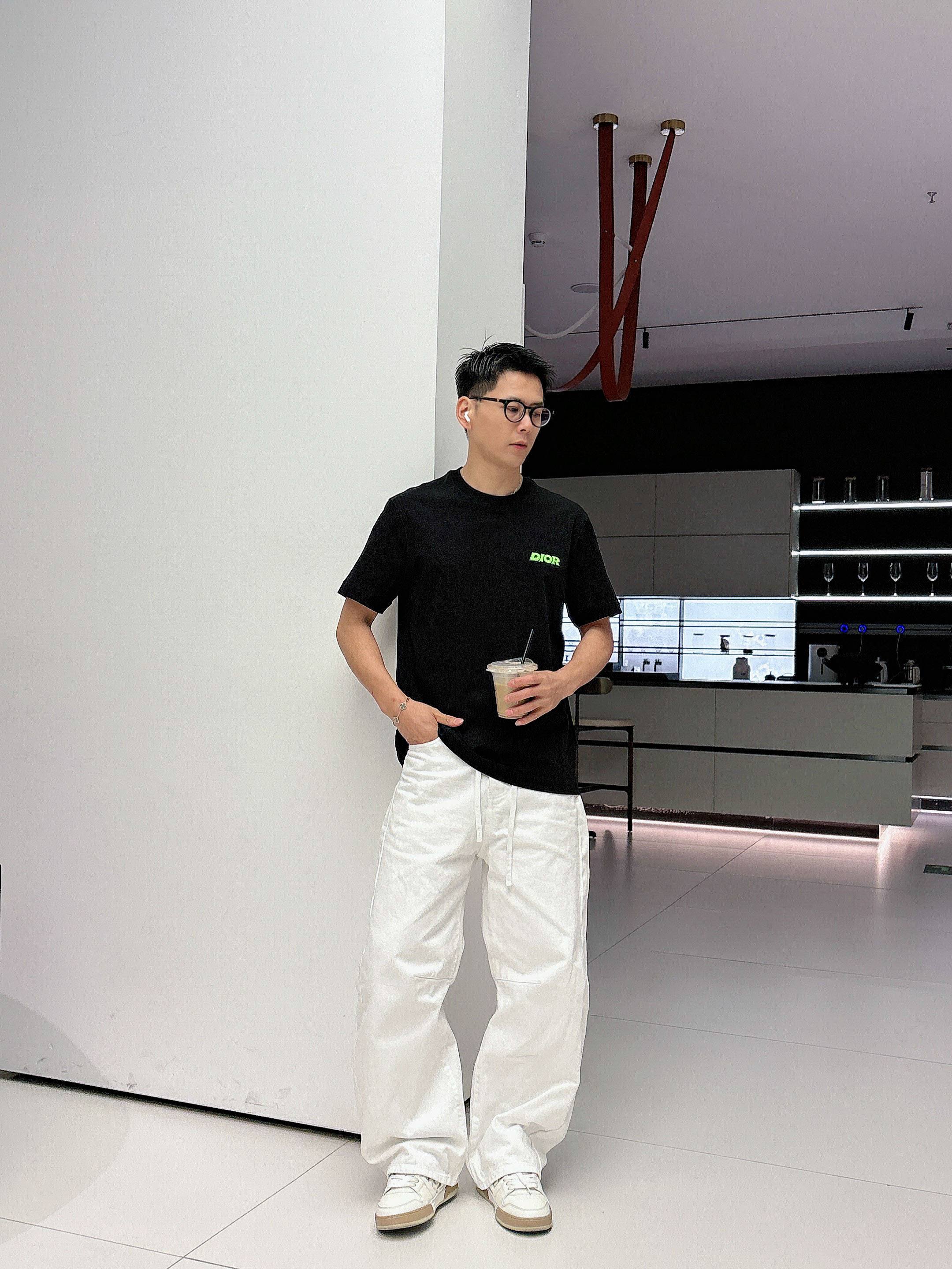 【 迪奥 2026春夏 · 高阶定制T恤】🔹 核心面料：秘鲁进口匹马棉 × 顶级丝光工艺🔹 核心体感：蚕