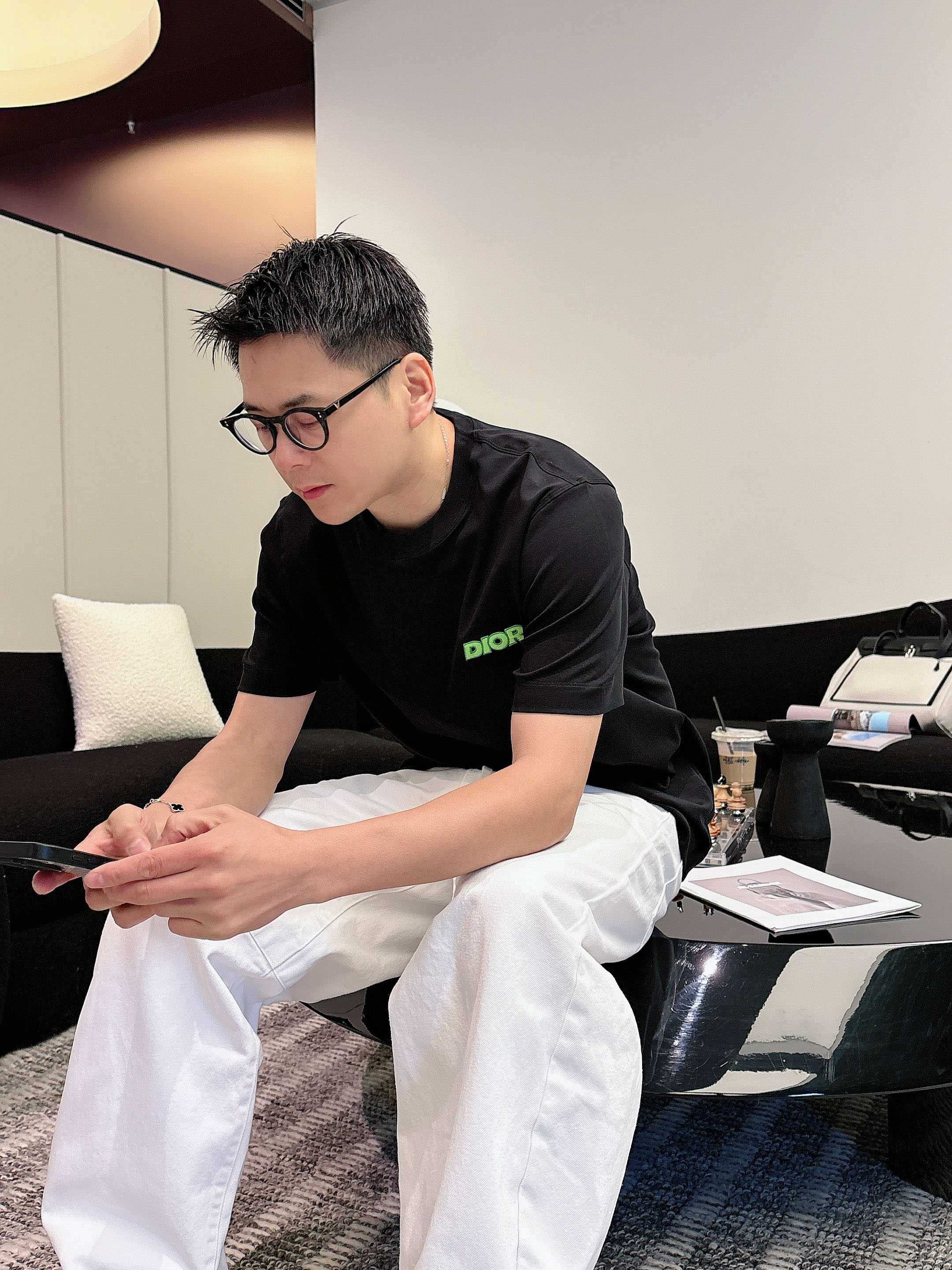 【 迪奥 2026春夏 · 高阶定制T恤】🔹 核心面料：秘鲁进口匹马棉 × 顶级丝光工艺🔹 核心体感：蚕