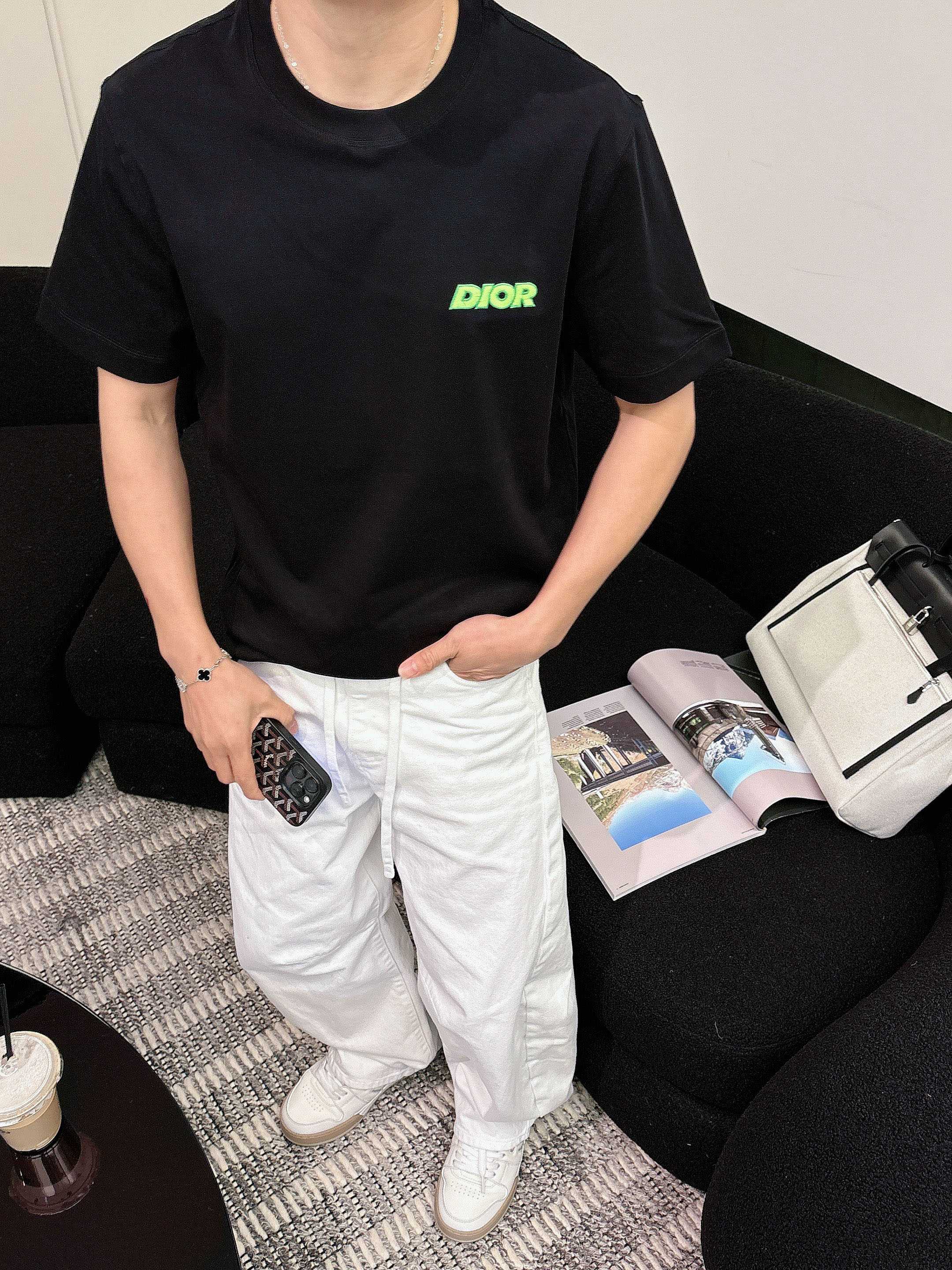 【 迪奥 2026春夏 · 高阶定制T恤】🔹 核心面料：秘鲁进口匹马棉 × 顶级丝光工艺🔹 核心体感：蚕