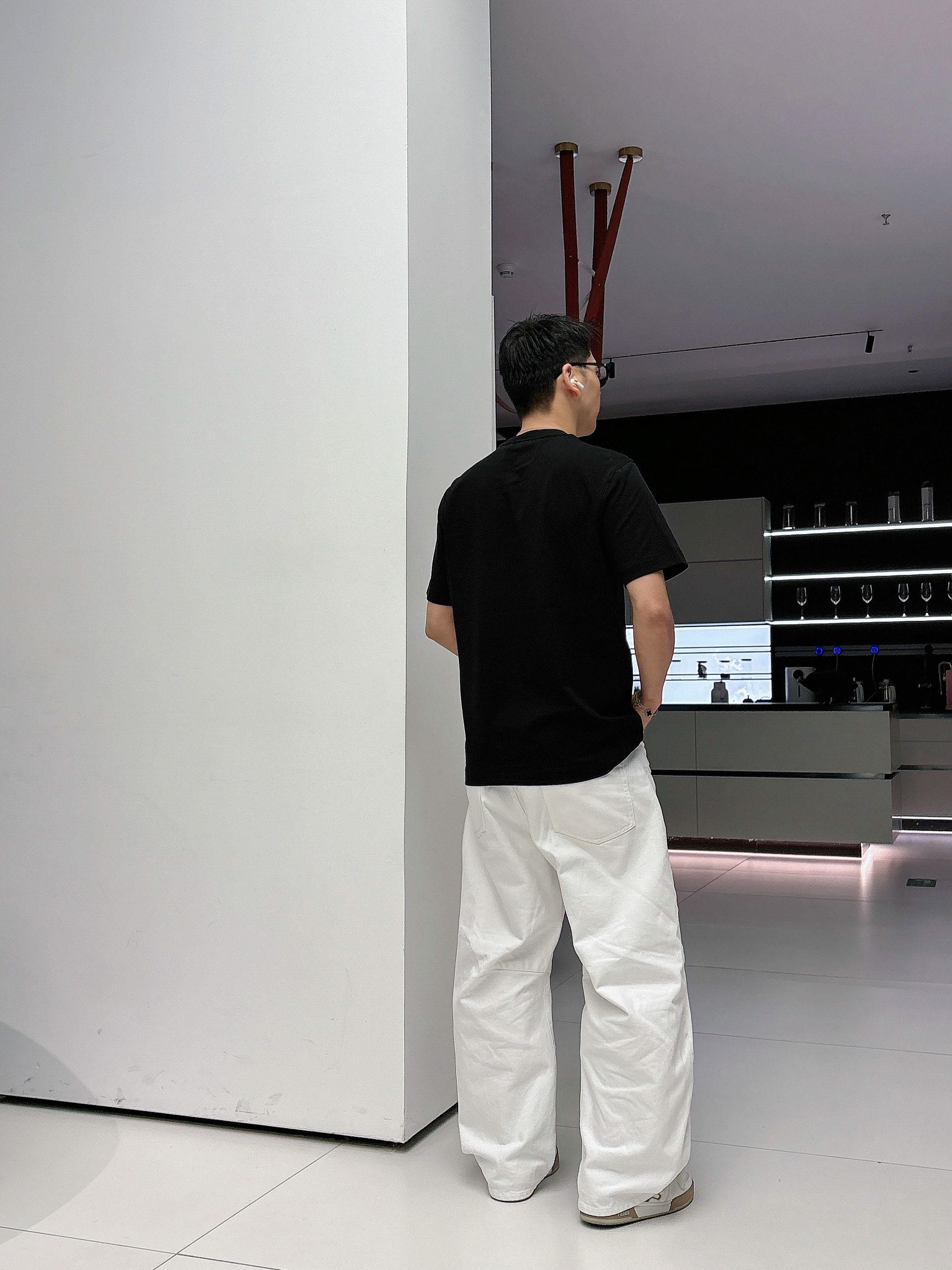 【 迪奥 2026春夏 · 高阶定制T恤】🔹 核心面料：秘鲁进口匹马棉 × 顶级丝光工艺🔹 核心体感：蚕