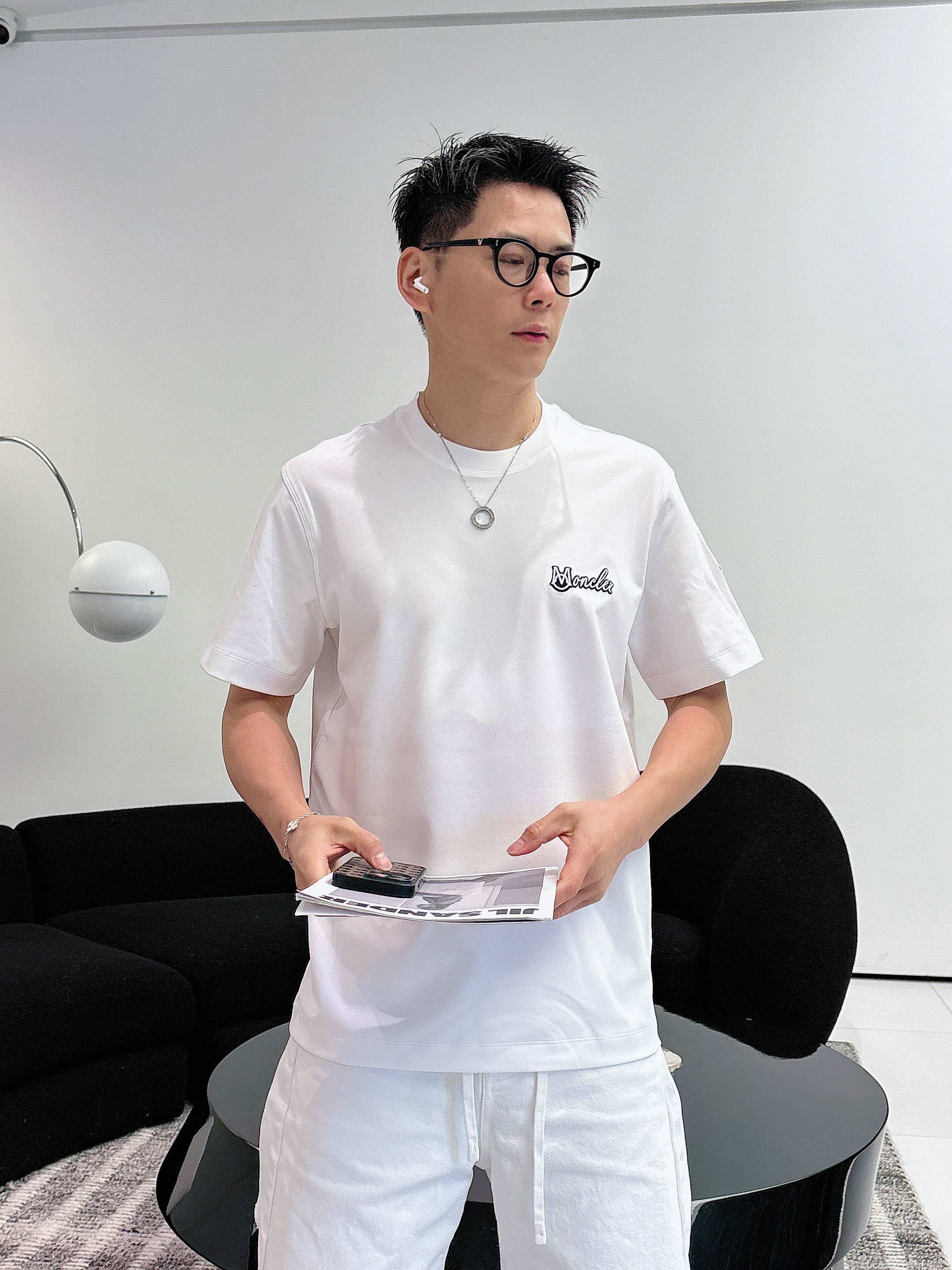 NO:746413,[Mengkou 2026 Spring and Summer · High-end Customized T-shirt] Core fabric imported from Peru × top-level mercerization technology. The core body feels silky smooth, excellent breathability and not stuffy. Core technology heavy industry three-dimensional logo, counter-level precision stitching. The core version is crisp and neat, modifying the figure. Black and white two-color | M-3XL full size coverage AAA1, Moncler, tees, t-shirt,19860909【 蒙口 2026春夏 · 高阶定制T恤】 核心面料秘鲁进口匹马棉 × 顶级丝光工艺 核心体感蚕丝般柔滑,卓越透气不闷热 核心工艺重工立体Logo,专柜级精密车线 核心版型挺括利落,修饰身材 黑 白 双色 | M-3XL全码覆盖 AAA1,,Moncler,tees，t-shirt,,Men's clothing