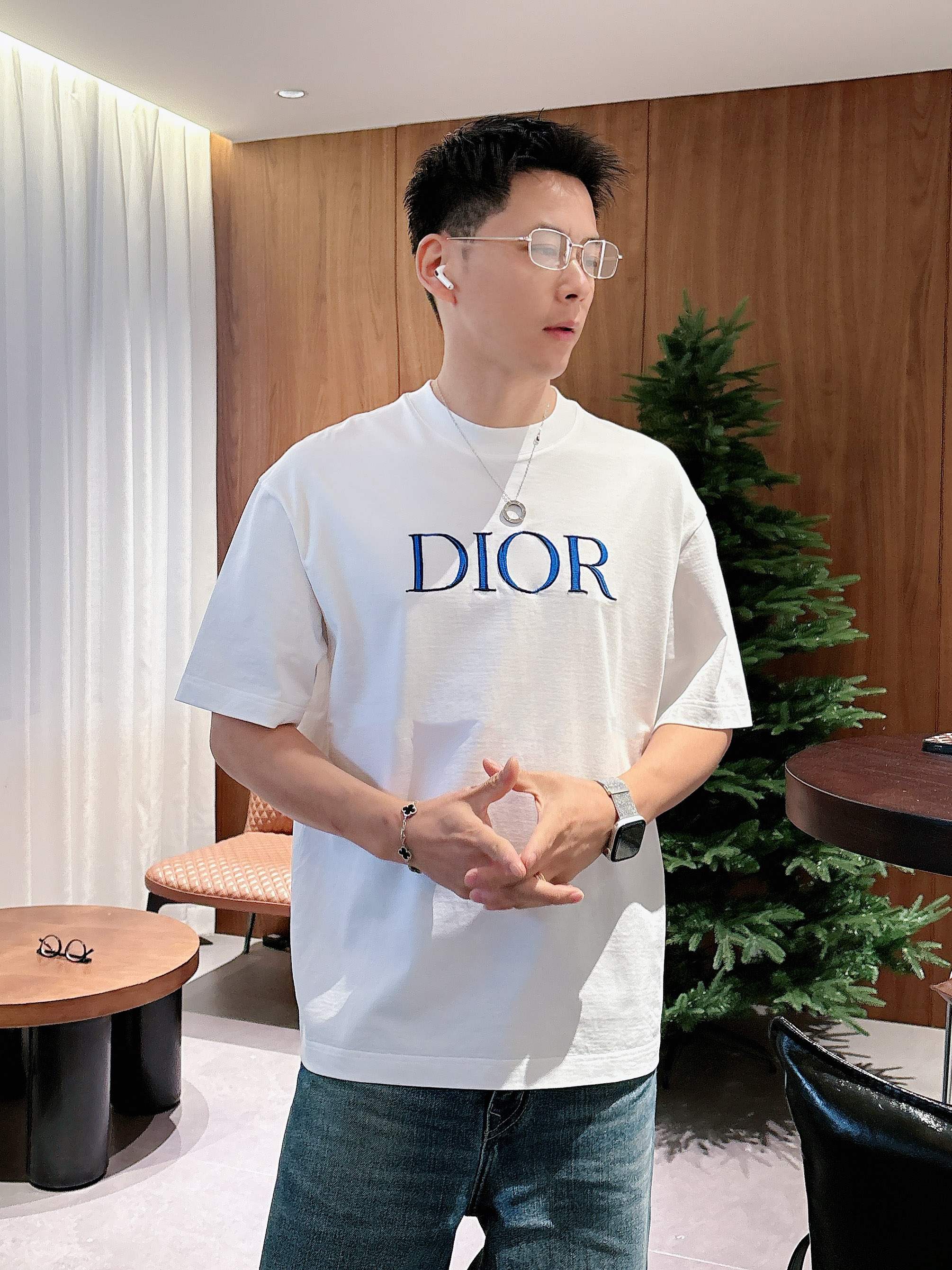 【 迪奥 2026春夏 · 高阶定制T恤】🔹 核心面料：秘鲁进口匹马棉 × 顶级丝光工艺🔹 核心体感：蚕