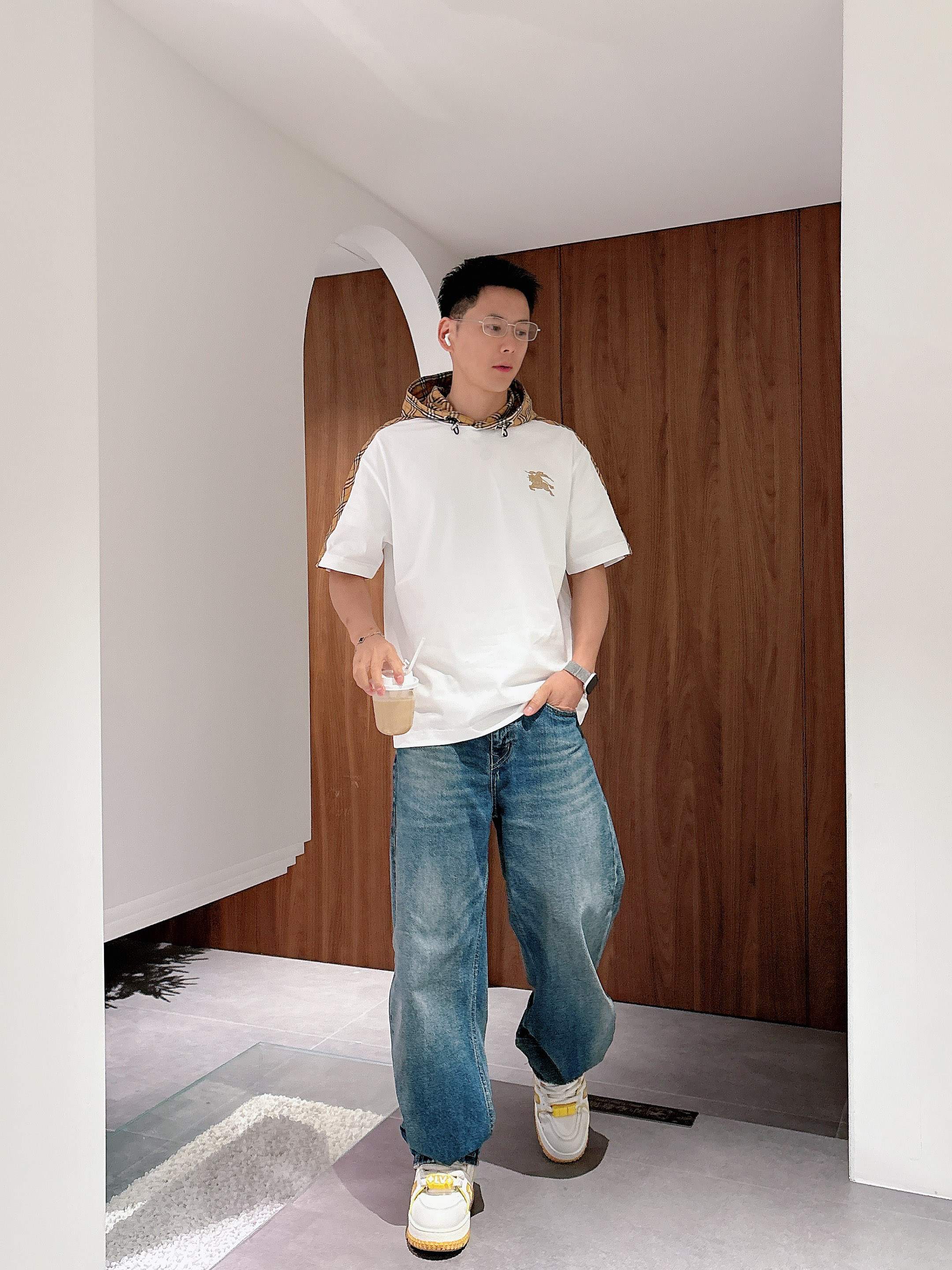 【 巴宝莉 2026春夏 · 高阶定制T恤】🔹 核心面料：秘鲁进口匹马棉 × 顶级丝光工艺🔹 核心体感：