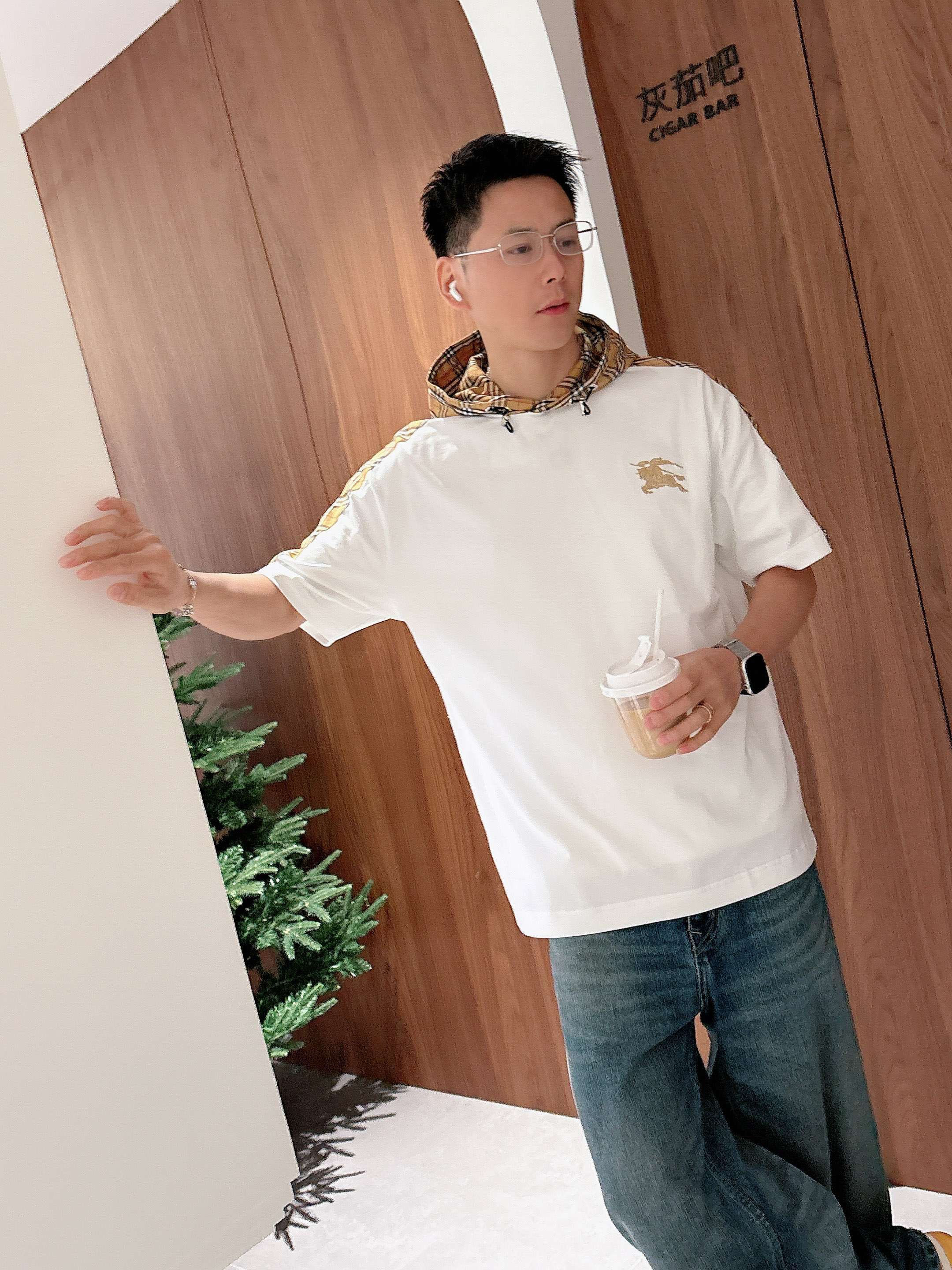 【 巴宝莉 2026春夏 · 高阶定制T恤】🔹 核心面料：秘鲁进口匹马棉 × 顶级丝光工艺🔹 核心体感：
