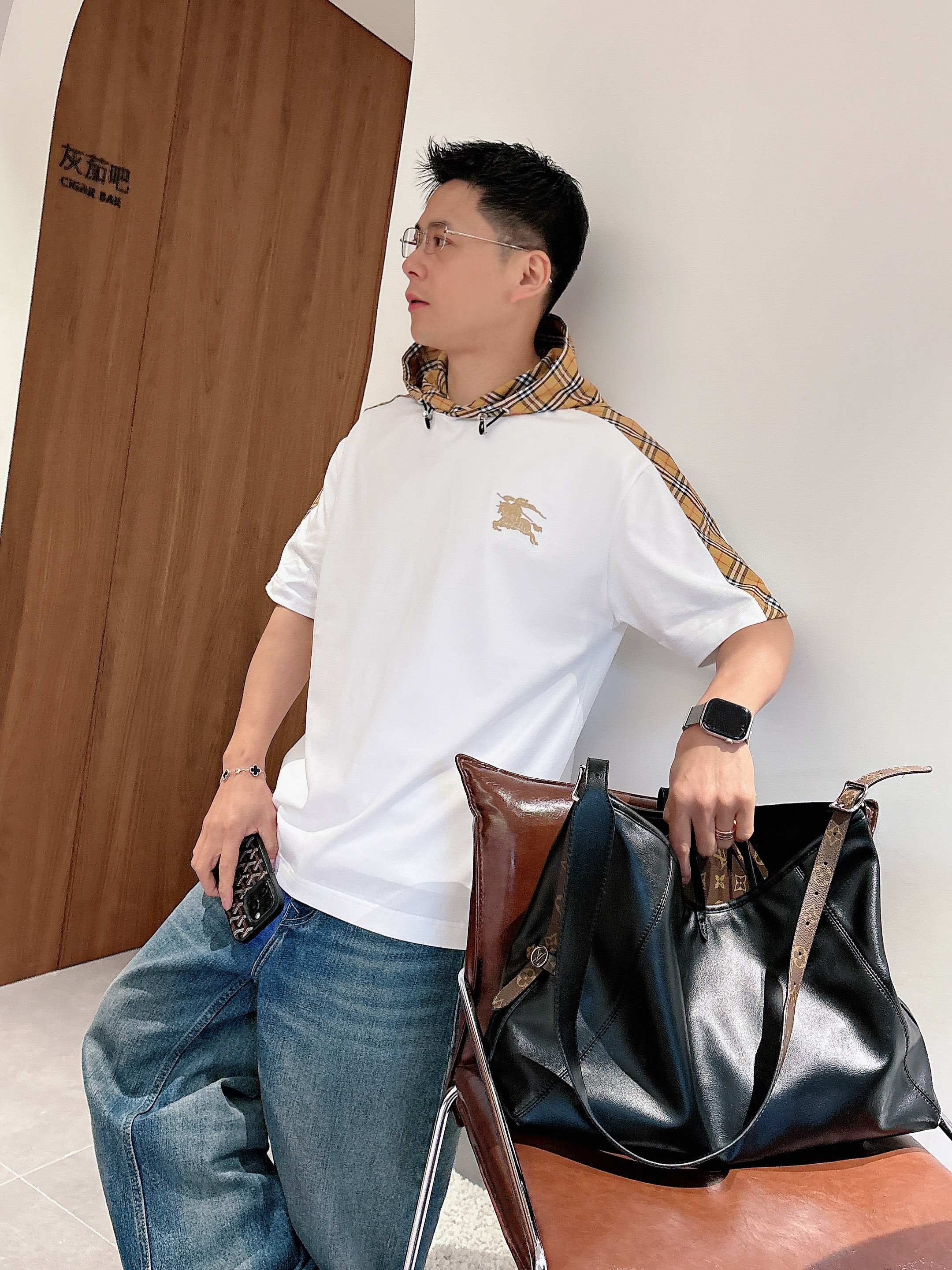 【 巴宝莉 2026春夏 · 高阶定制T恤】🔹 核心面料：秘鲁进口匹马棉 × 顶级丝光工艺🔹 核心体感：