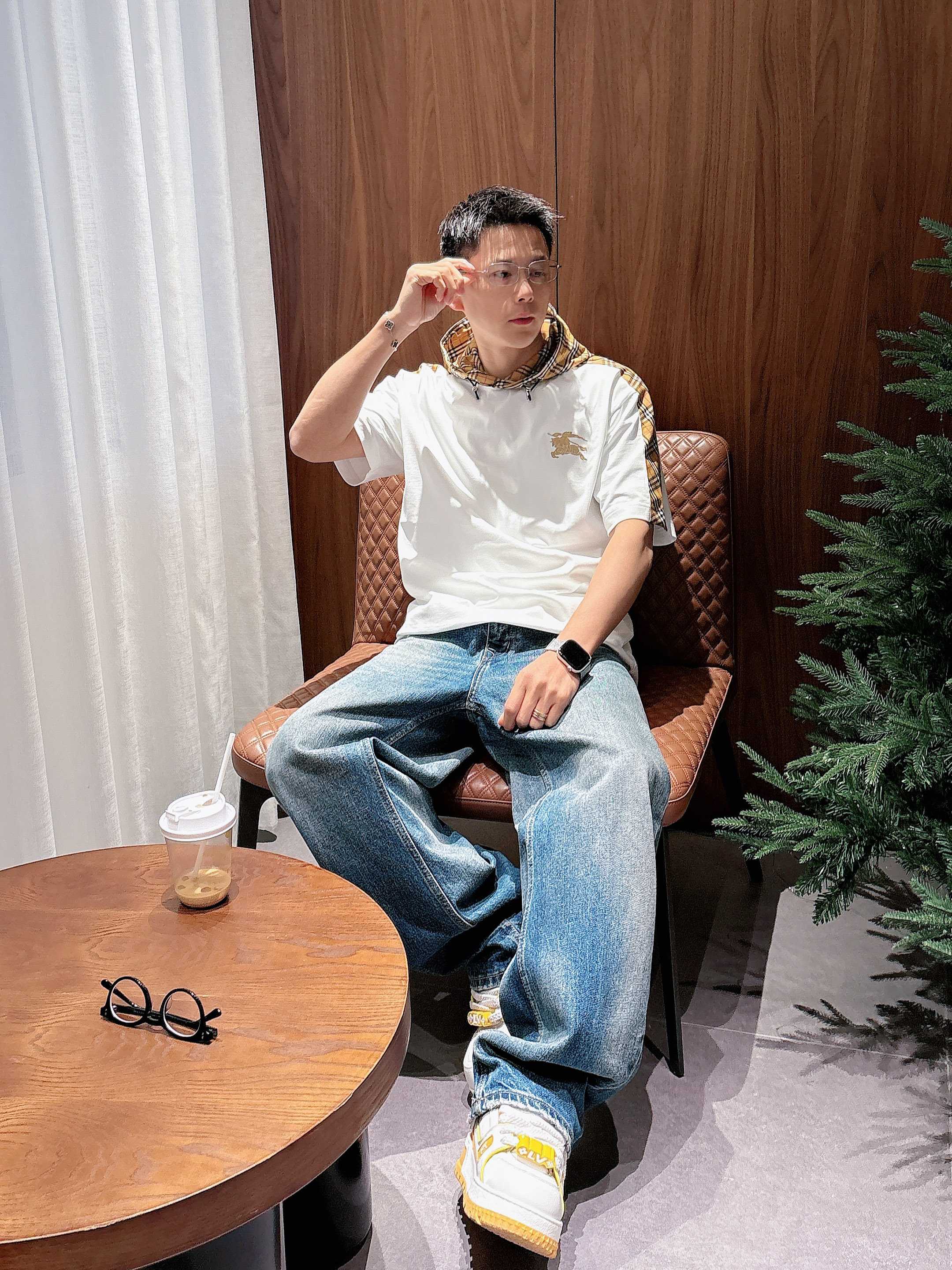 【 巴宝莉 2026春夏 · 高阶定制T恤】🔹 核心面料：秘鲁进口匹马棉 × 顶级丝光工艺🔹 核心体感：