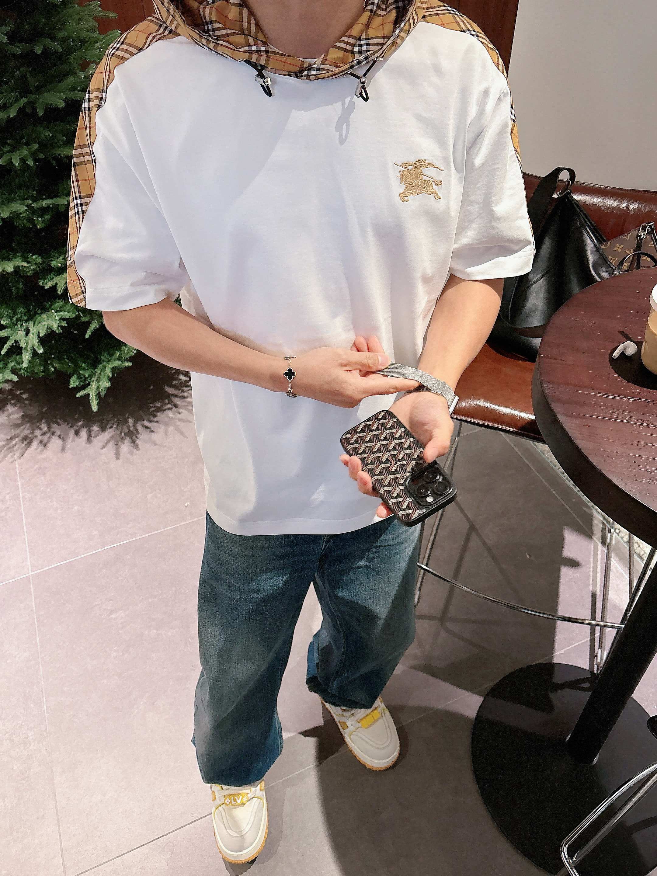 【 巴宝莉 2026春夏 · 高阶定制T恤】🔹 核心面料：秘鲁进口匹马棉 × 顶级丝光工艺🔹 核心体感：