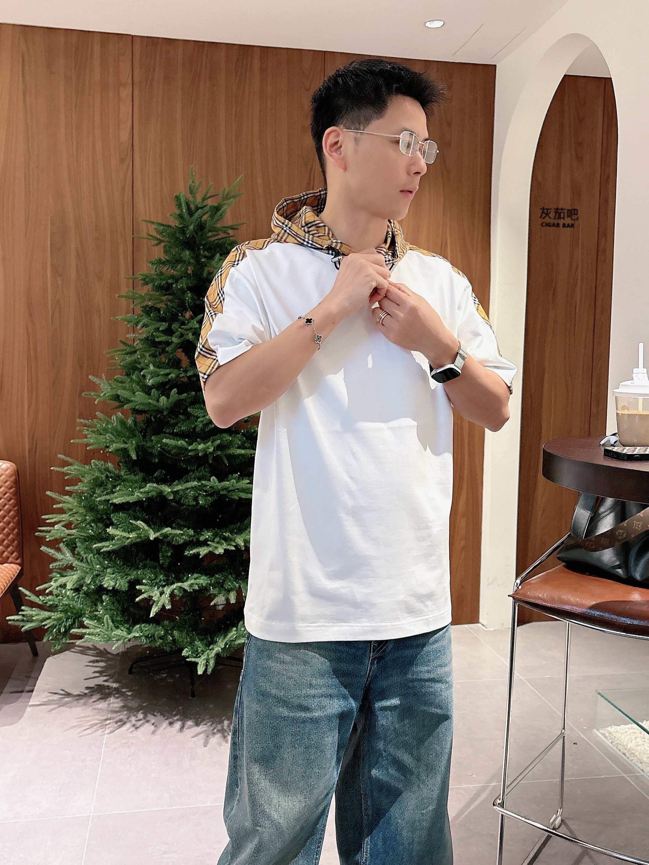 【 巴宝莉 2026春夏 · 高阶定制T恤】🔹 核心面料：秘鲁进口匹马棉 × 顶级丝光工艺🔹 核心体感：