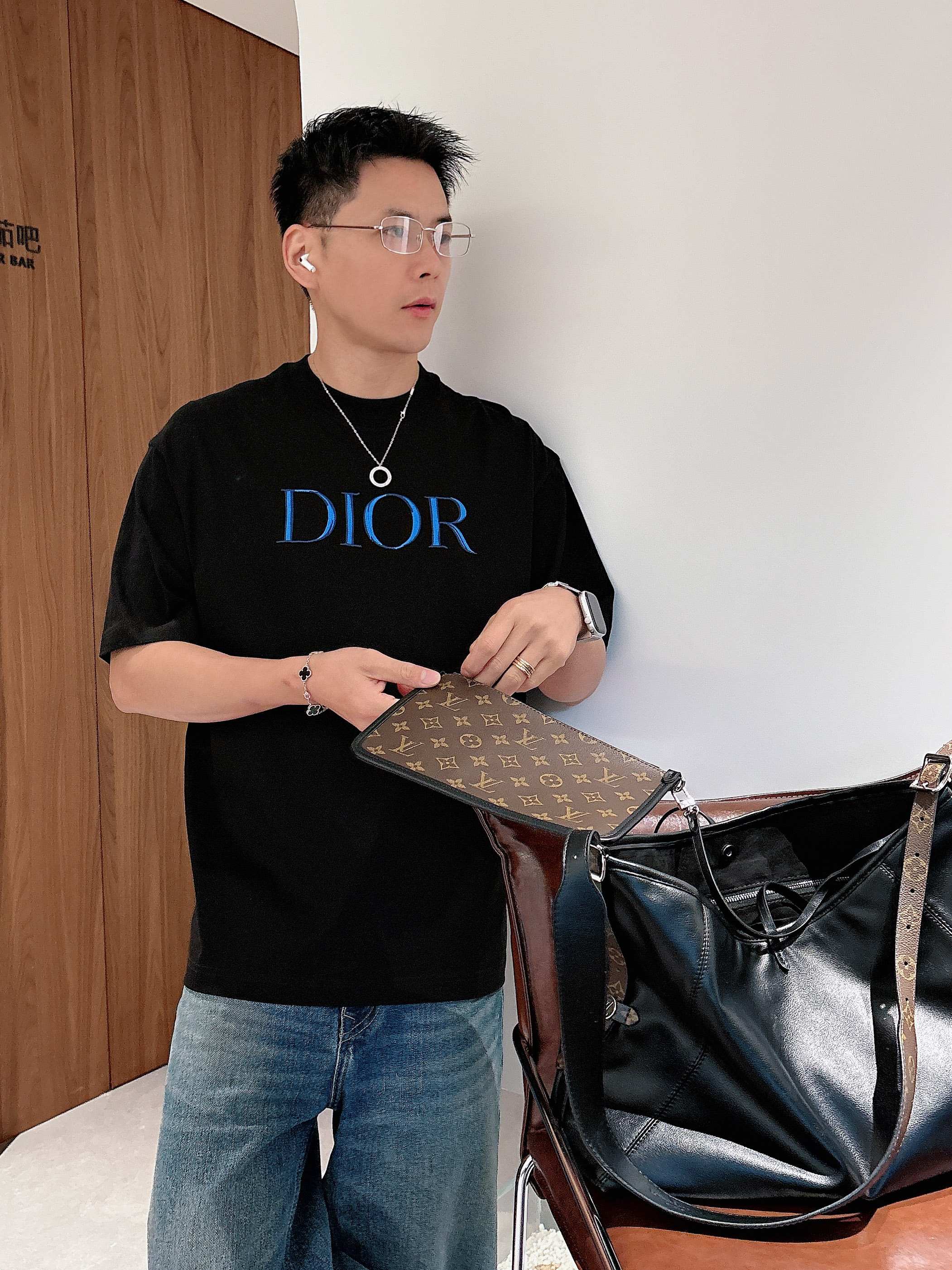【 迪奥 2026春夏 · 高阶定制T恤】🔹 核心面料：秘鲁进口匹马棉 × 顶级丝光工艺🔹 核心体感：蚕