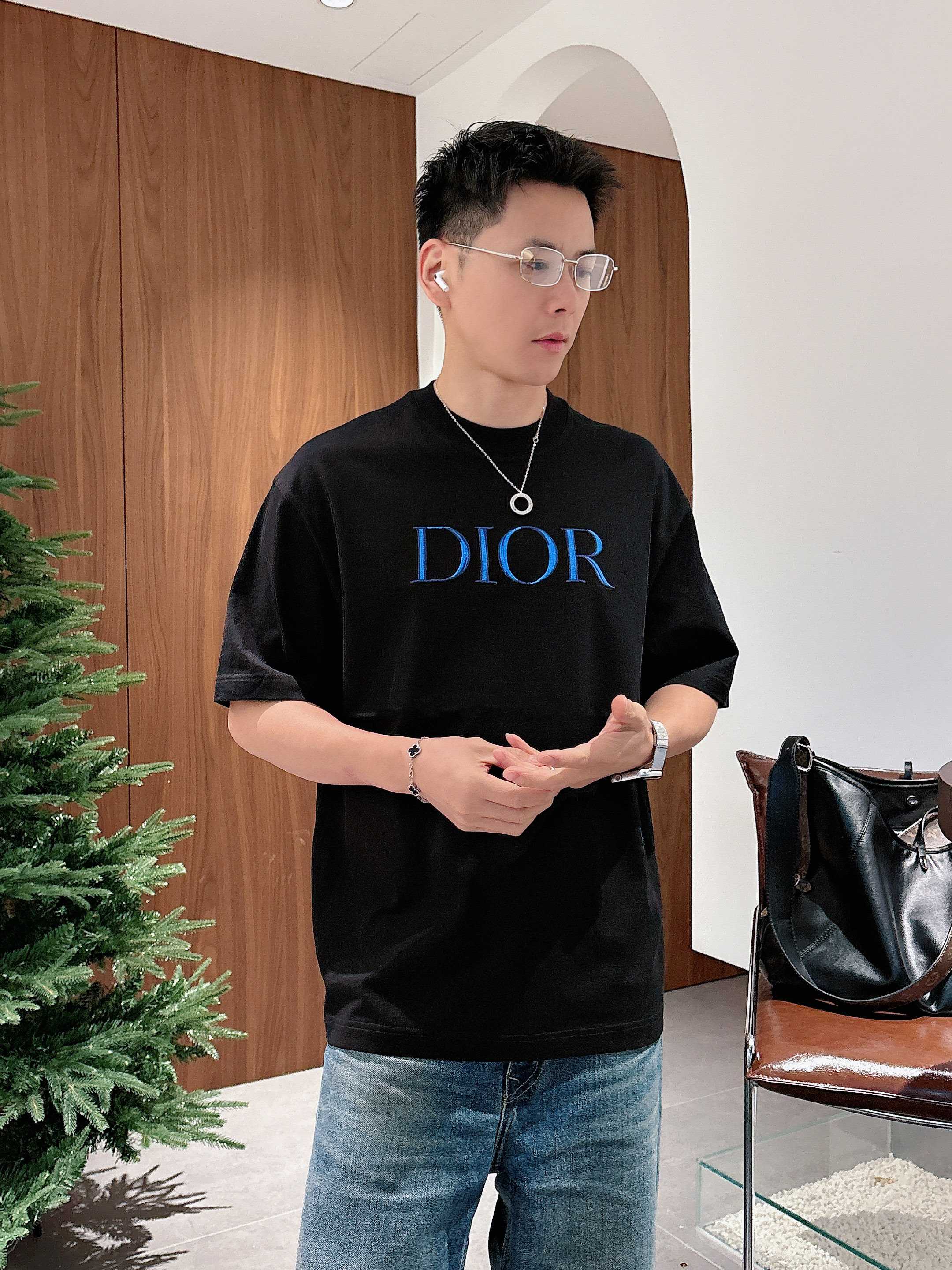 NO:746422,[Dior 2026 Spring and Summer · High-end Customized T-Shirts] Core fabric imported from Peru × top-grade mercerization technology. The core body feels silky smooth, excellent breathability and not stuffy. Core technology heavy industry three-dimensional logo, counter-level precision stitching. The core version is crisp and neat, modifying the figure. Black and white two-color | S-3XL full size coverage AAA1, dior, tees, t-shirt,19860909【 迪奥 2026春夏 · 高阶定制T恤】 核心面料秘鲁进口匹马棉 × 顶级丝光工艺 核心体感蚕丝般柔滑,卓越透气不闷热 核心工艺重工立体Logo,专柜级精密车线 核心版型挺括利落,修饰身材 黑 白 双色 | S-3XL全码覆盖 AAA1,,dior,tees，t-shirt,,Men's clothing