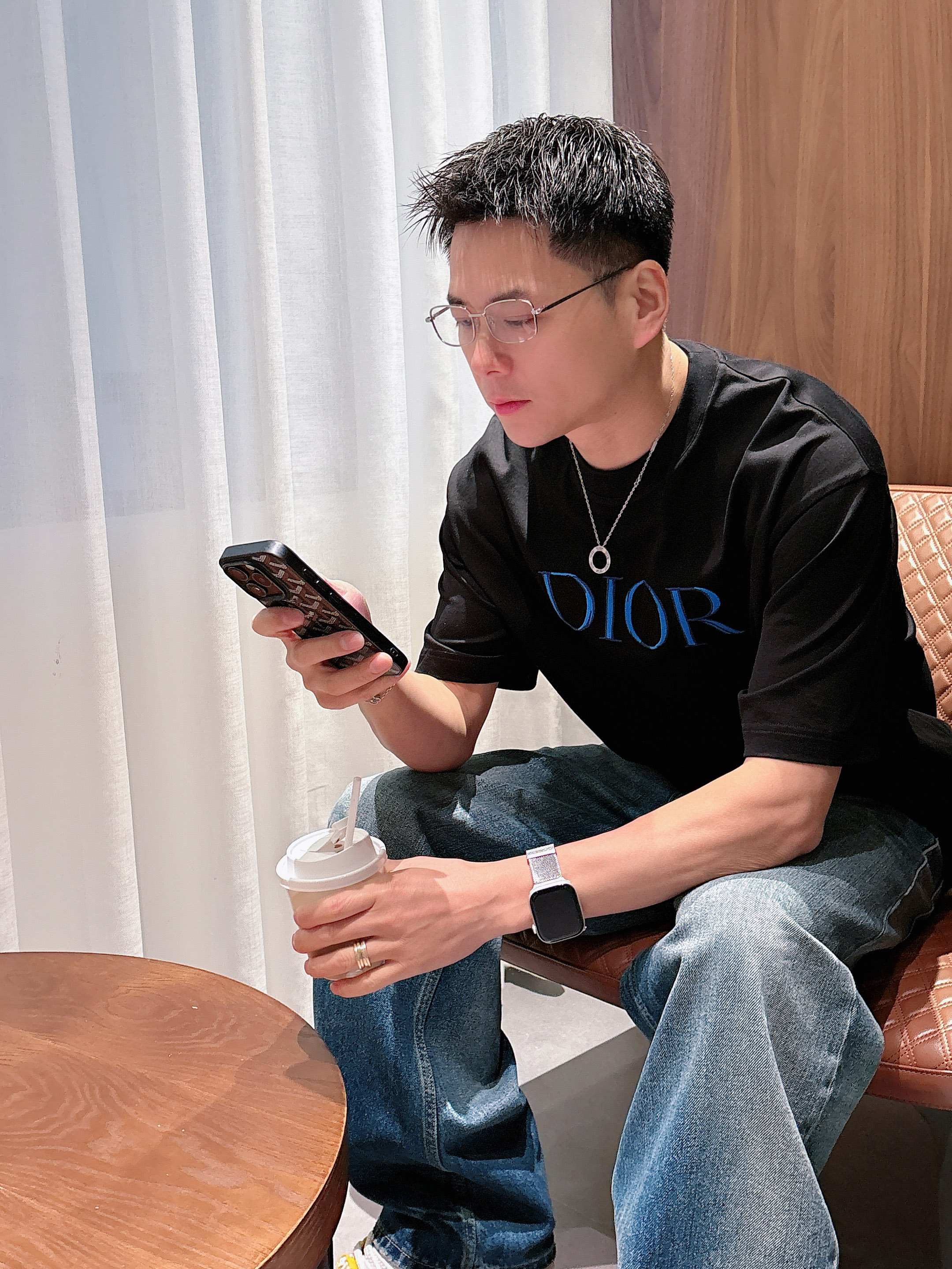 【 迪奥 2026春夏 · 高阶定制T恤】🔹 核心面料：秘鲁进口匹马棉 × 顶级丝光工艺🔹 核心体感：蚕