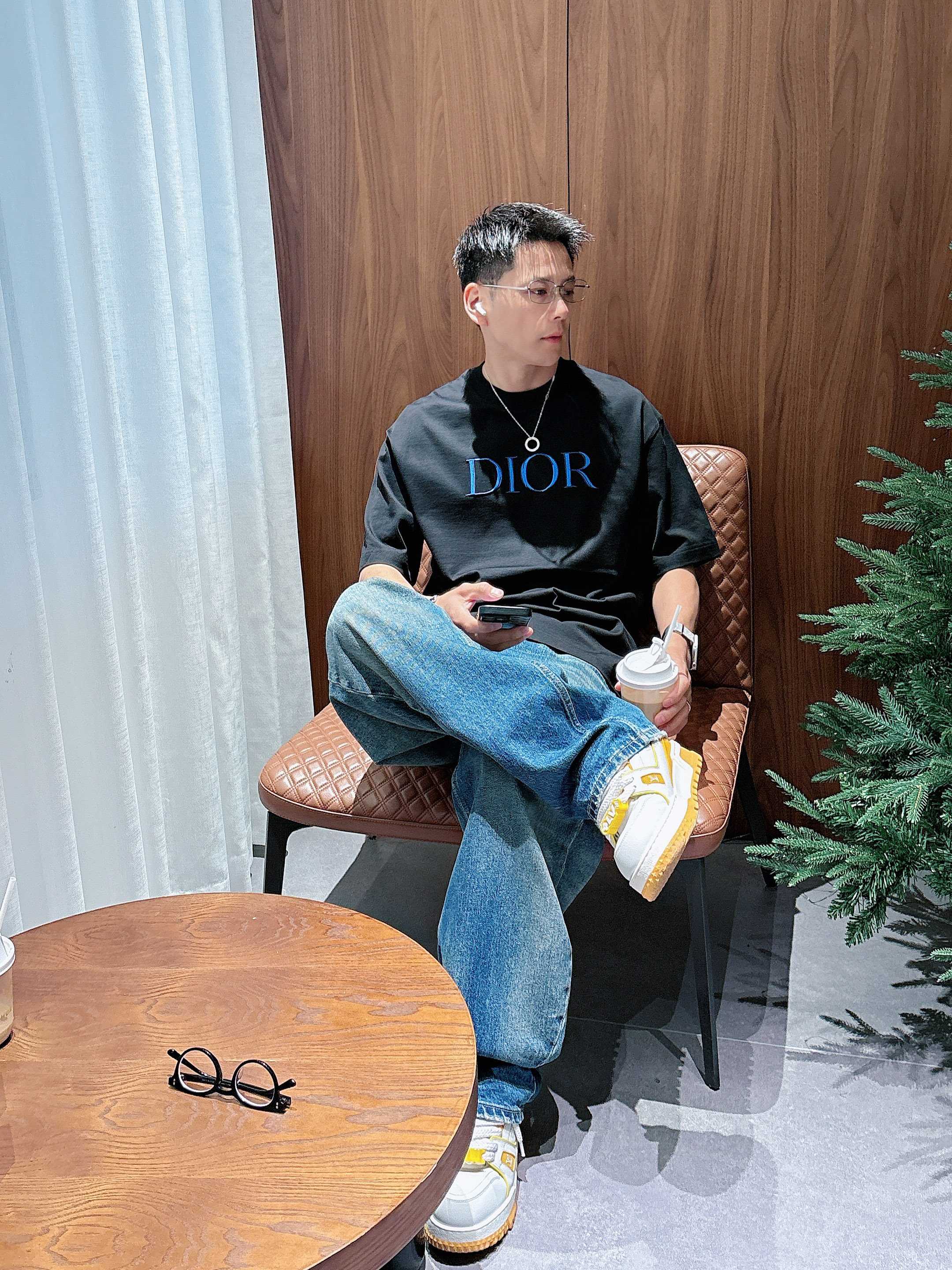 【 迪奥 2026春夏 · 高阶定制T恤】🔹 核心面料：秘鲁进口匹马棉 × 顶级丝光工艺🔹 核心体感：蚕
