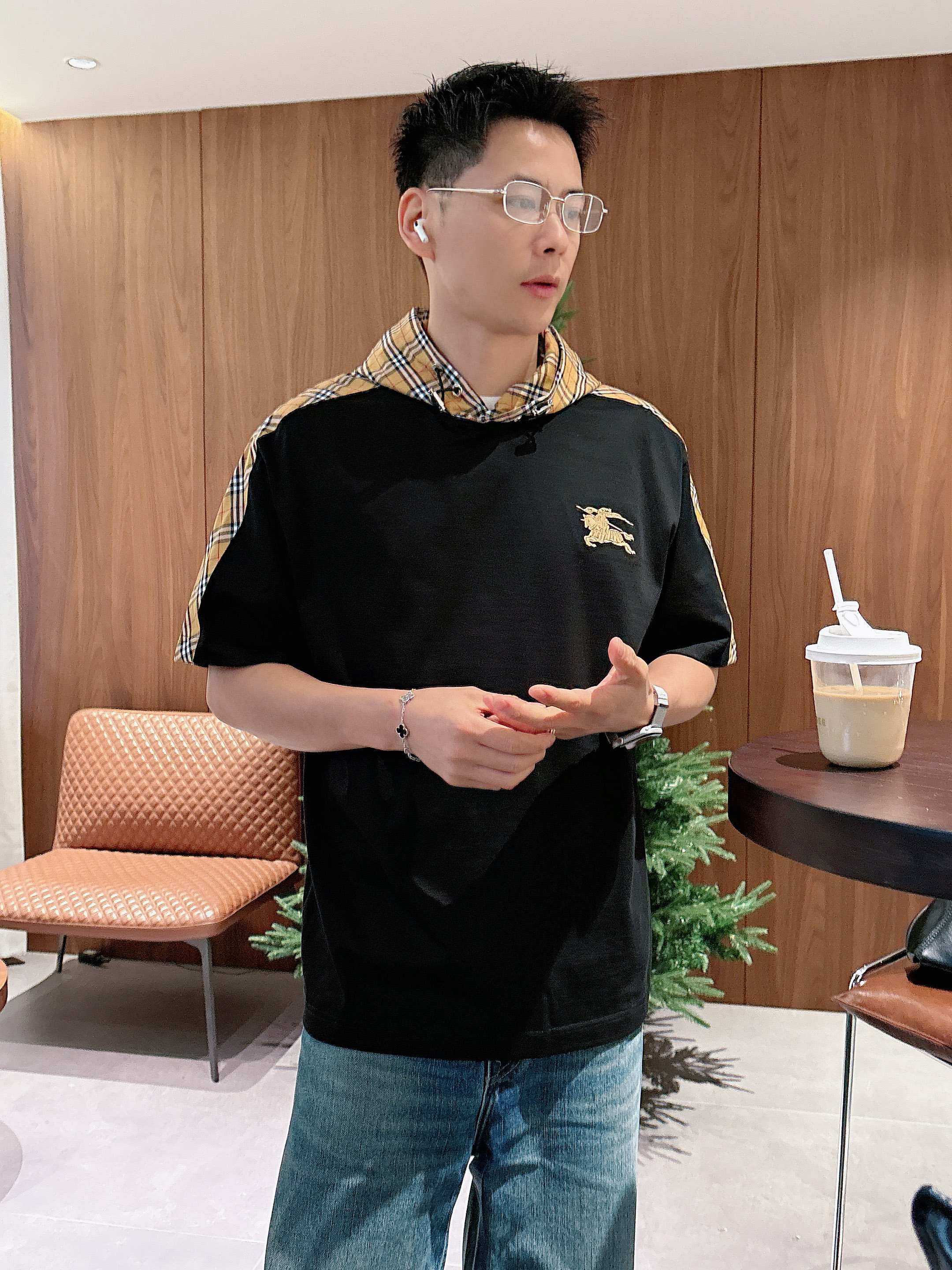 NO:746396,[Burberry 2026 Spring and Summer · High-end Customized T-shirts] The core fabric is Pima cotton imported from Peru × top-level mercerization technology. The core body feels silky smooth, excellent breathability and not stuffy. The core technology heavy industry three-dimensional logo, counter-level precision stitching. The core version is crisp and neat, modifying the figure. Black and white two-color | S-3XL full size coverage AAA1, burberry, tees, t-shirt,19860909【 巴宝莉 2026春夏 · 高阶定制T恤】 核心面料秘鲁进口匹马棉 × 顶级丝光工艺 核心体感蚕丝般柔滑,卓越透气不闷热 核心工艺重工立体Logo,专柜级精密车线 核心版型挺括利落,修饰身材 黑 白 双色 | S-3XL全码覆盖 AAA1,,burberry,tees，t-shirt,,Men's clothing