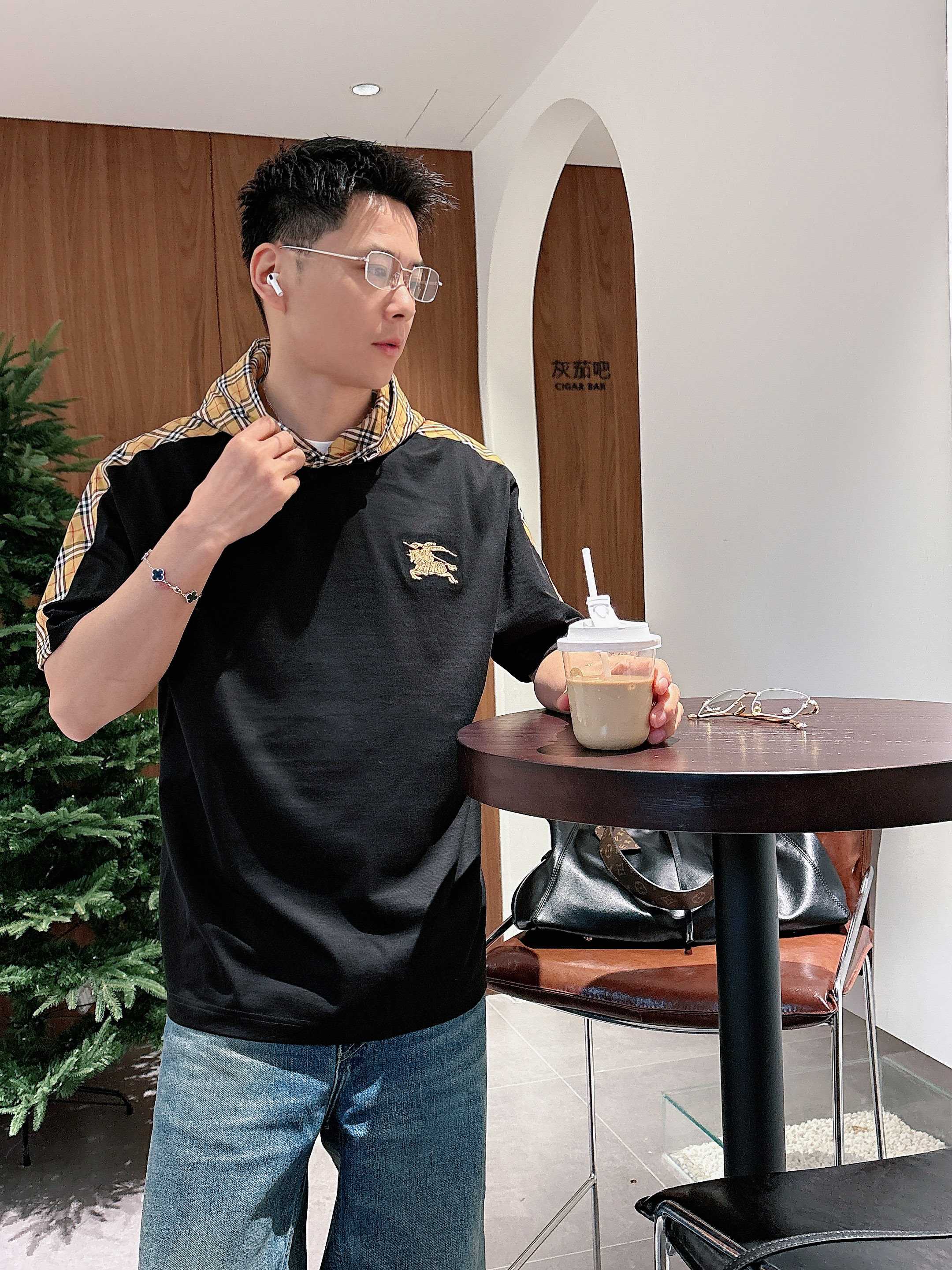 【 巴宝莉 2026春夏 · 高阶定制T恤】🔹 核心面料：秘鲁进口匹马棉 × 顶级丝光工艺🔹 核心体感：