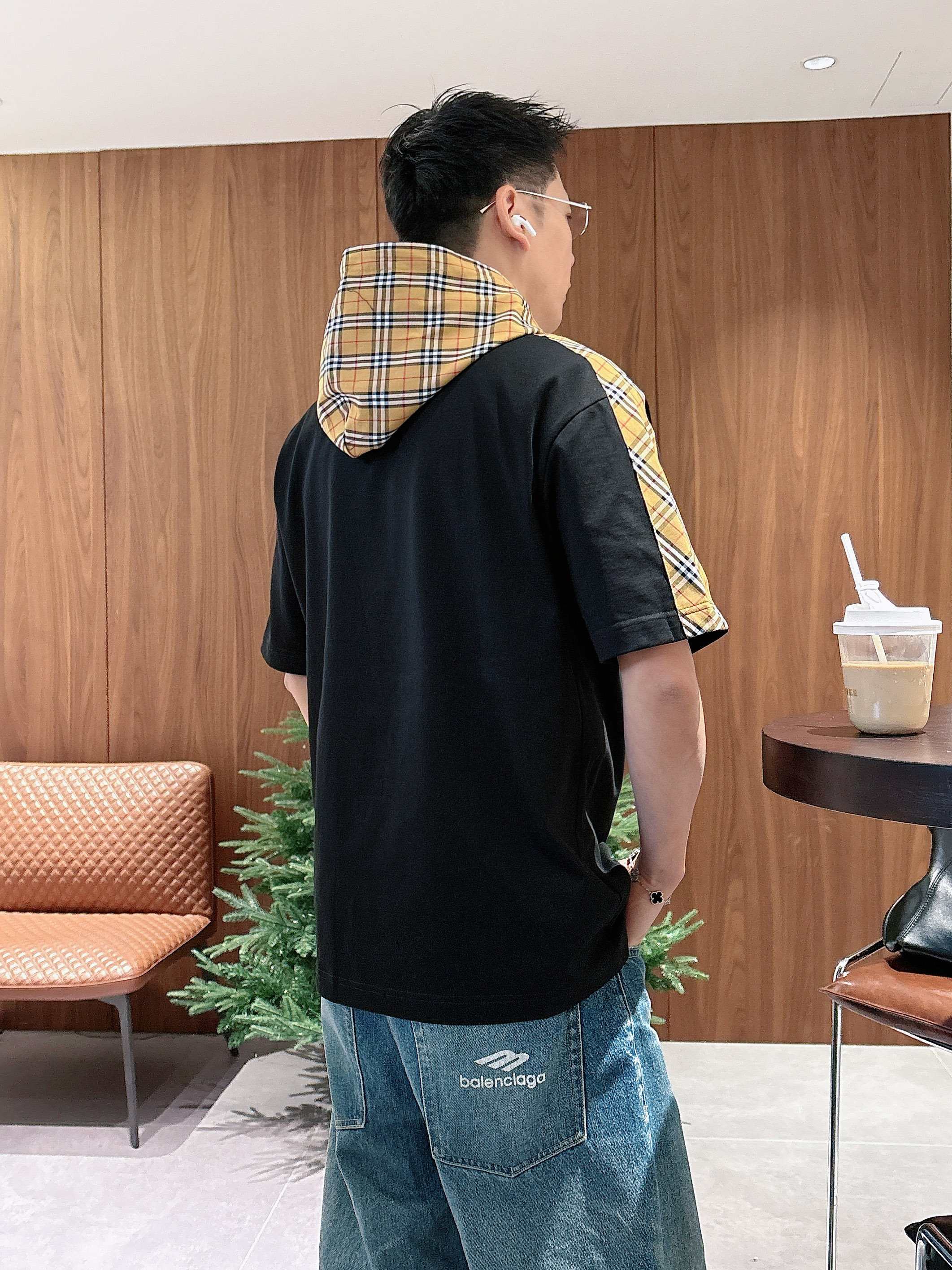 【 巴宝莉 2026春夏 · 高阶定制T恤】🔹 核心面料：秘鲁进口匹马棉 × 顶级丝光工艺🔹 核心体感：