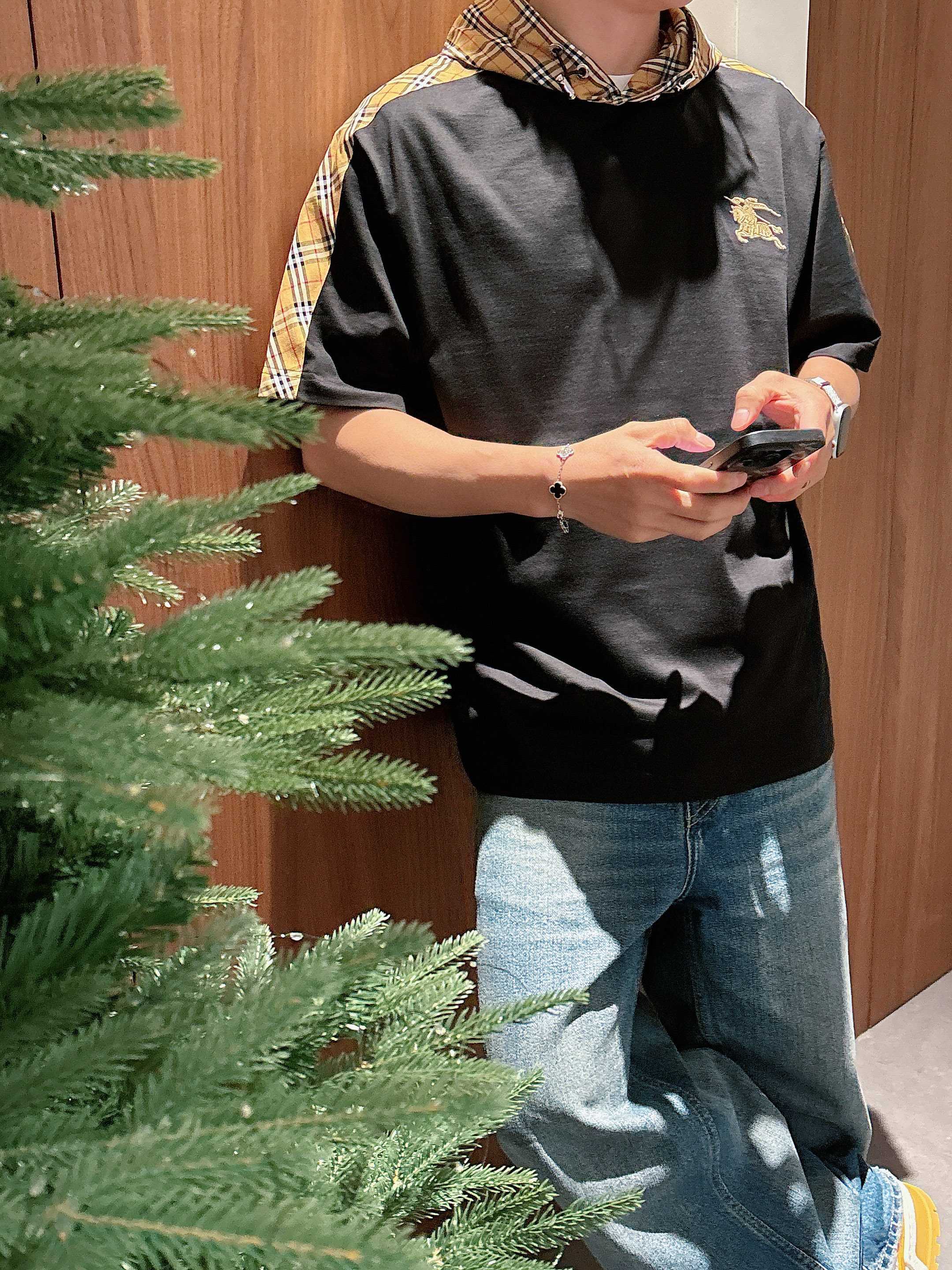 【 巴宝莉 2026春夏 · 高阶定制T恤】🔹 核心面料：秘鲁进口匹马棉 × 顶级丝光工艺🔹 核心体感：