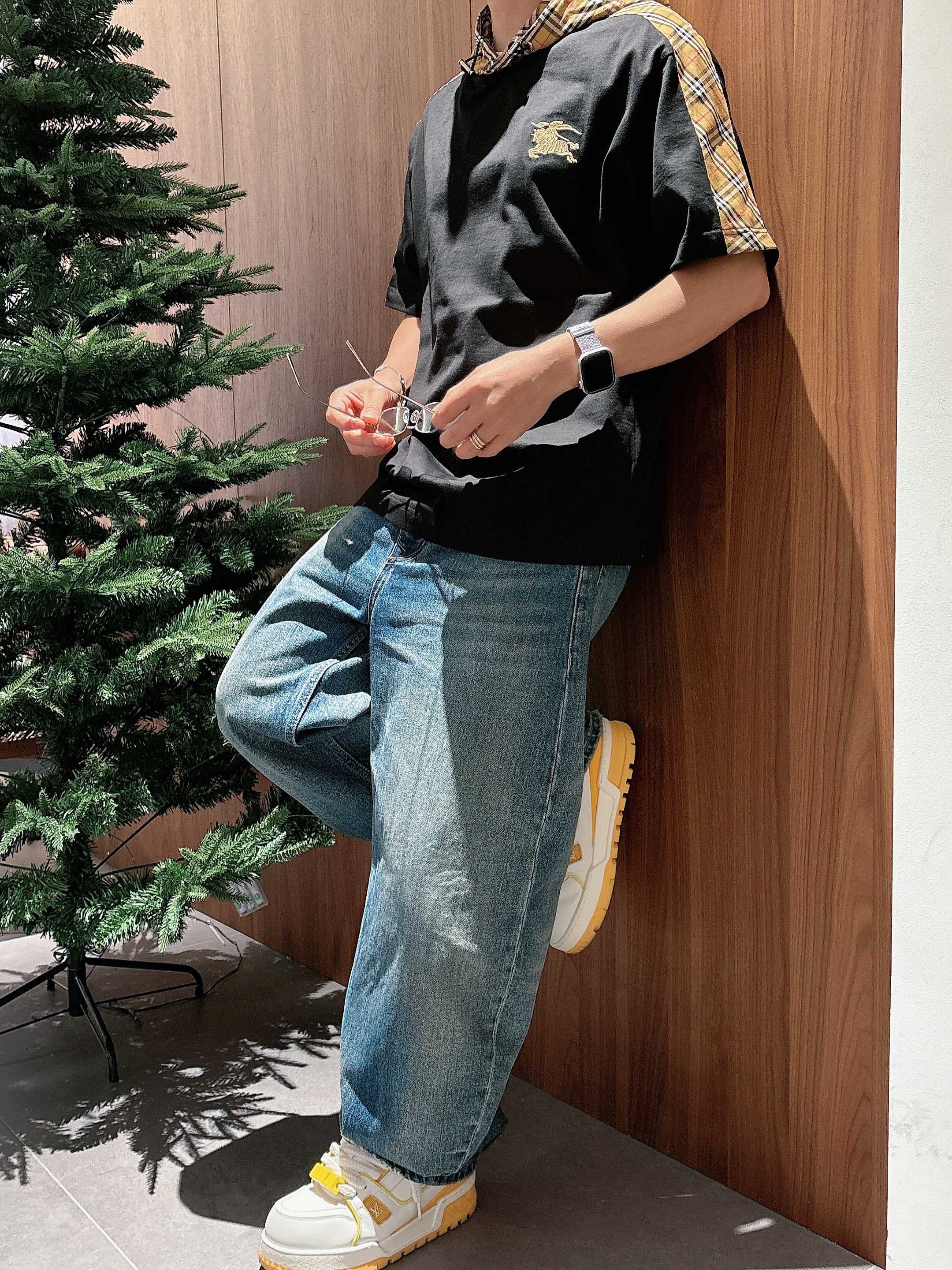 【 巴宝莉 2026春夏 · 高阶定制T恤】🔹 核心面料：秘鲁进口匹马棉 × 顶级丝光工艺🔹 核心体感：