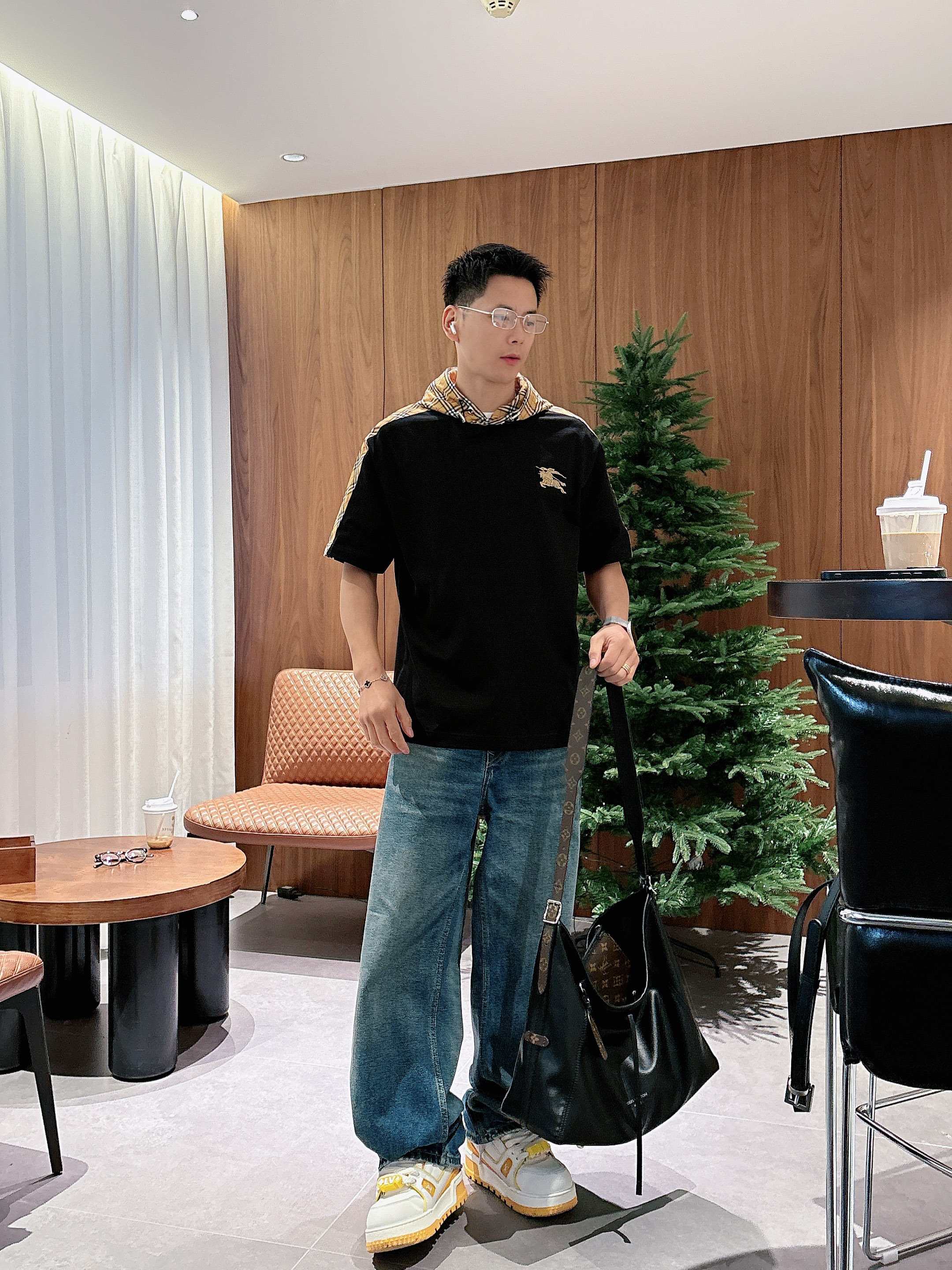 【 巴宝莉 2026春夏 · 高阶定制T恤】🔹 核心面料：秘鲁进口匹马棉 × 顶级丝光工艺🔹 核心体感：